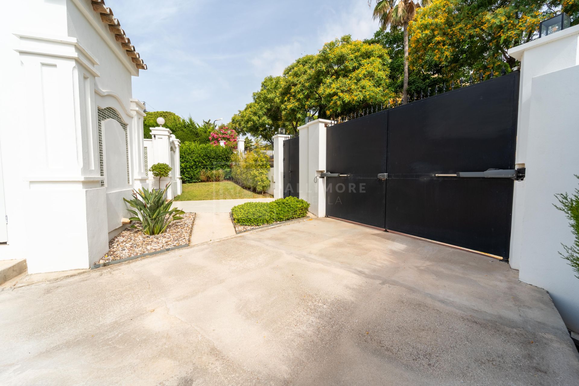 Villa en venta en Elviria, Marbella Este
