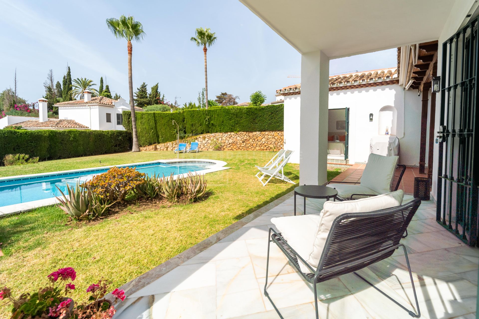 Villa en venta en Elviria, Marbella Este