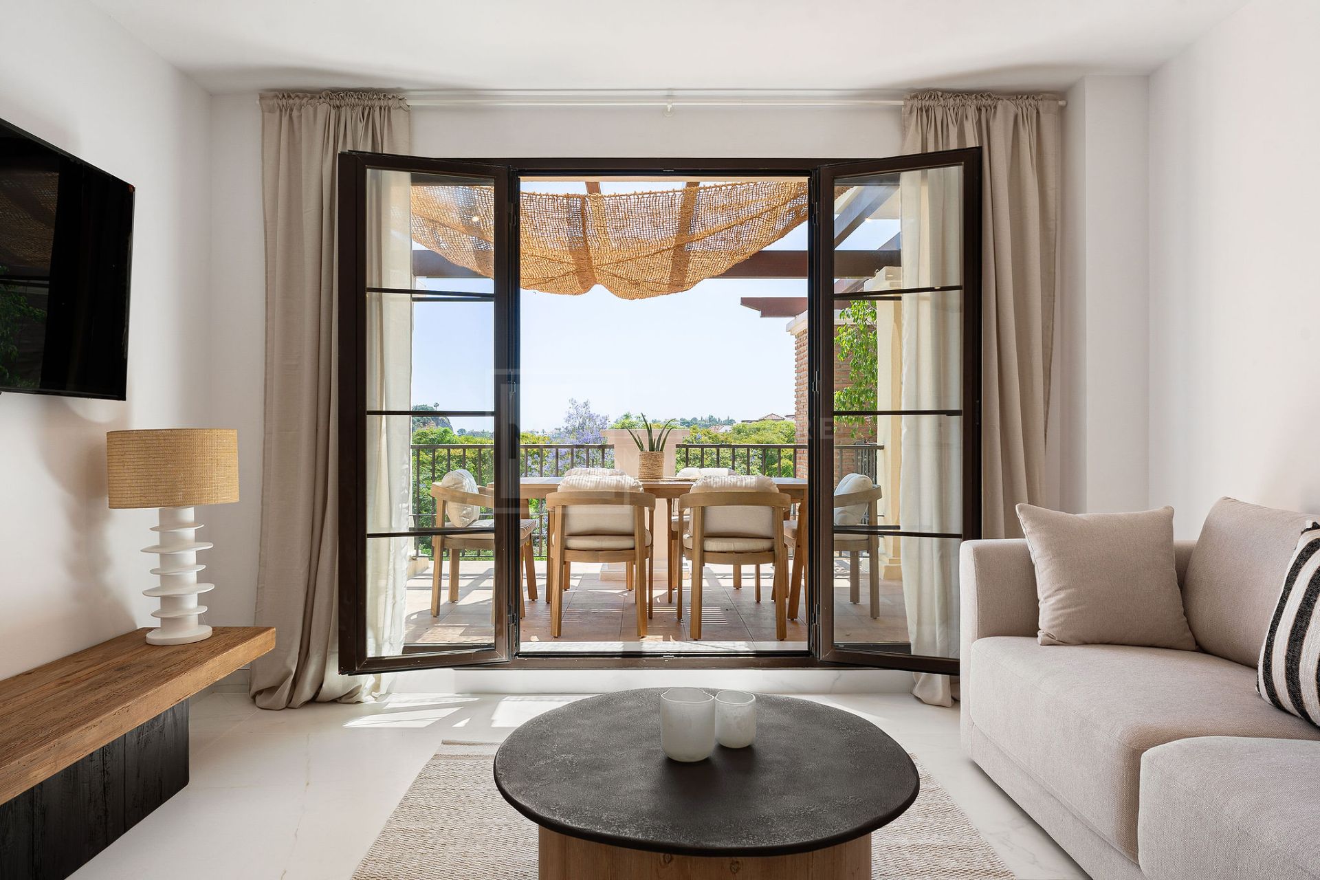Bienvenido a este hermoso ático renovado que ofrece una vida luminosa y contemporánea en una tranquila urbanización andaluza!