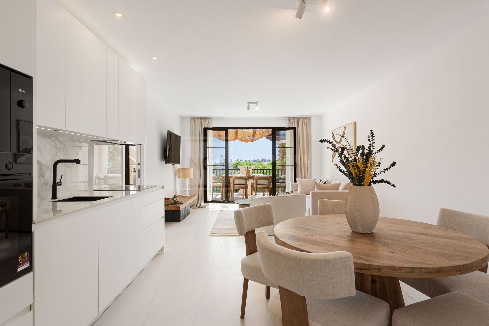 Bienvenido a este hermoso ático renovado que ofrece una vida luminosa y contemporánea en una tranquila urbanización andaluza!