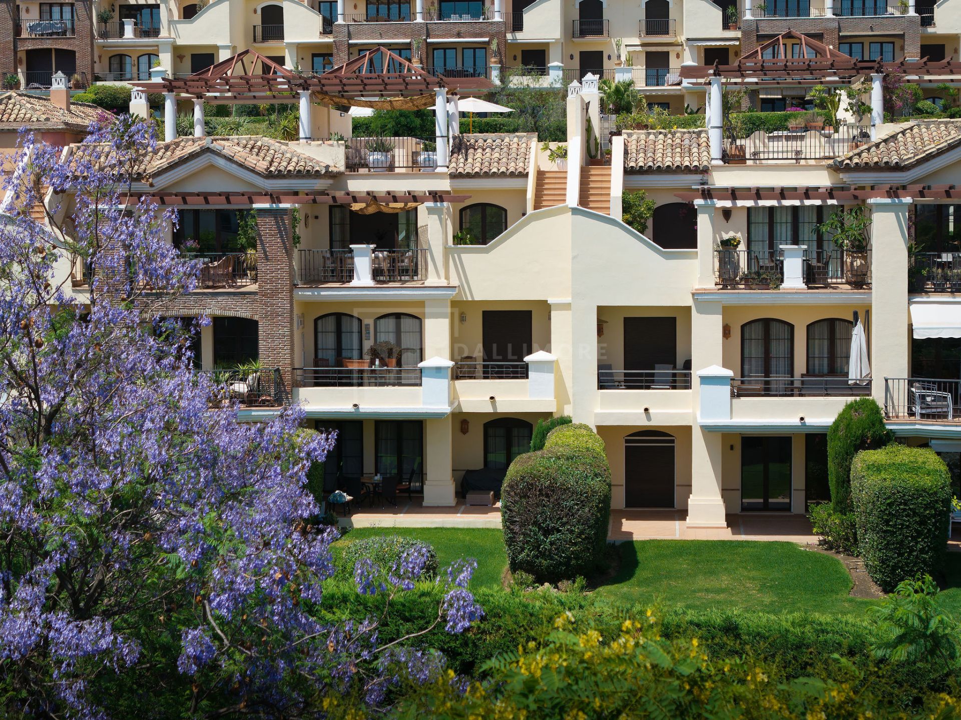 Bienvenido a este hermoso ático renovado que ofrece una vida luminosa y contemporánea en una tranquila urbanización andaluza!