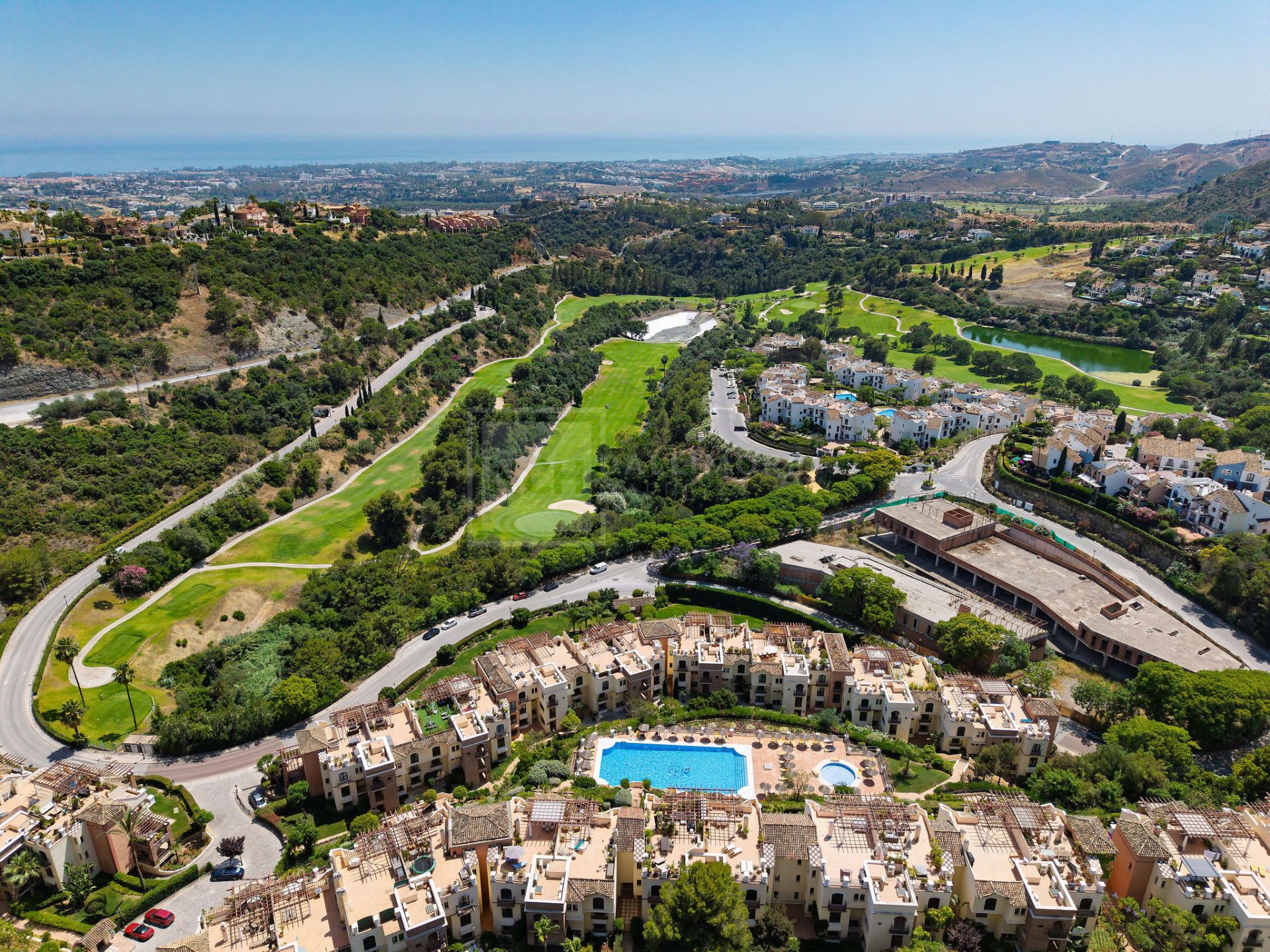 Bienvenido a este hermoso ático renovado que ofrece una vida luminosa y contemporánea en una tranquila urbanización andaluza!