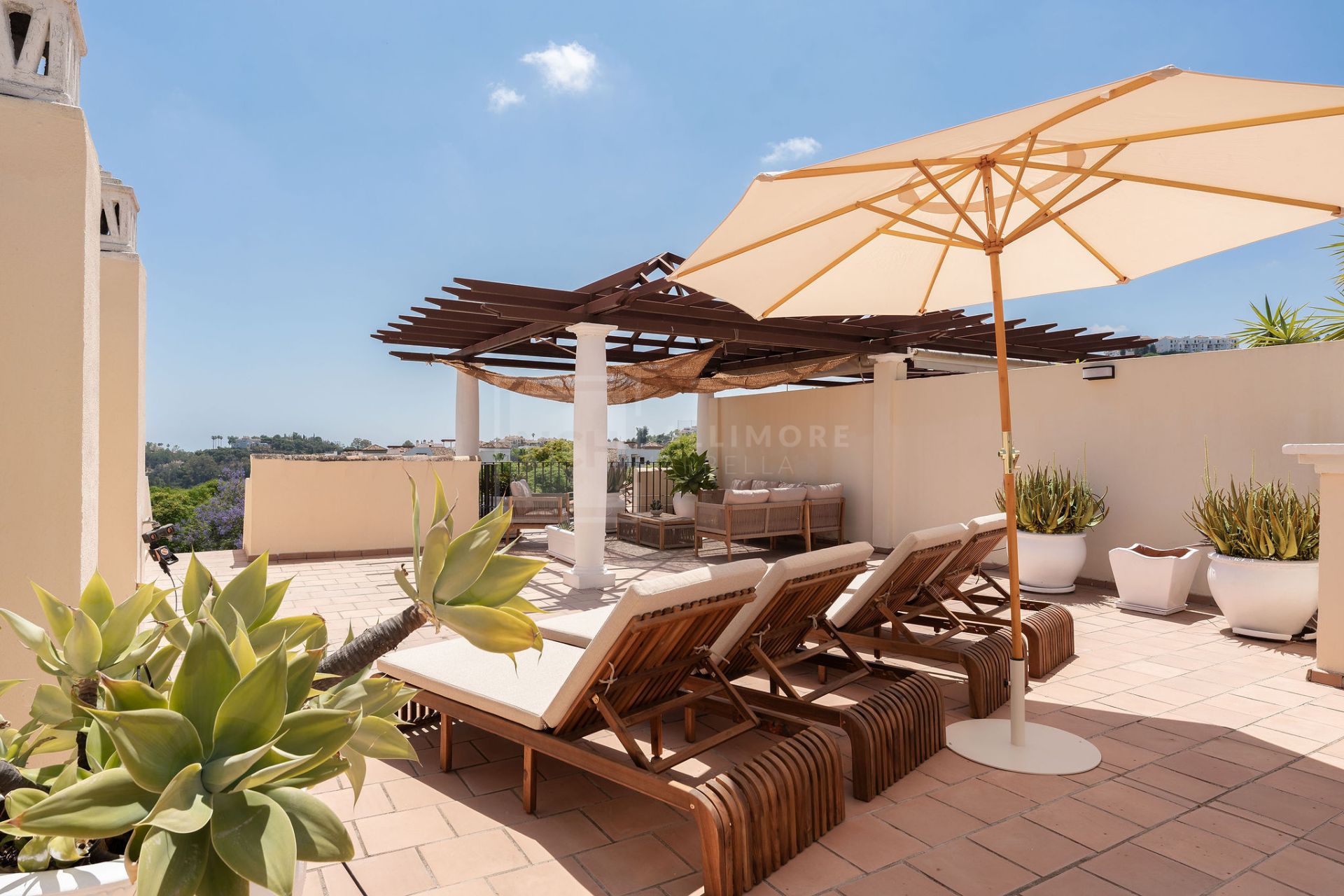 Bienvenido a este hermoso ático renovado que ofrece una vida luminosa y contemporánea en una tranquila urbanización andaluza!