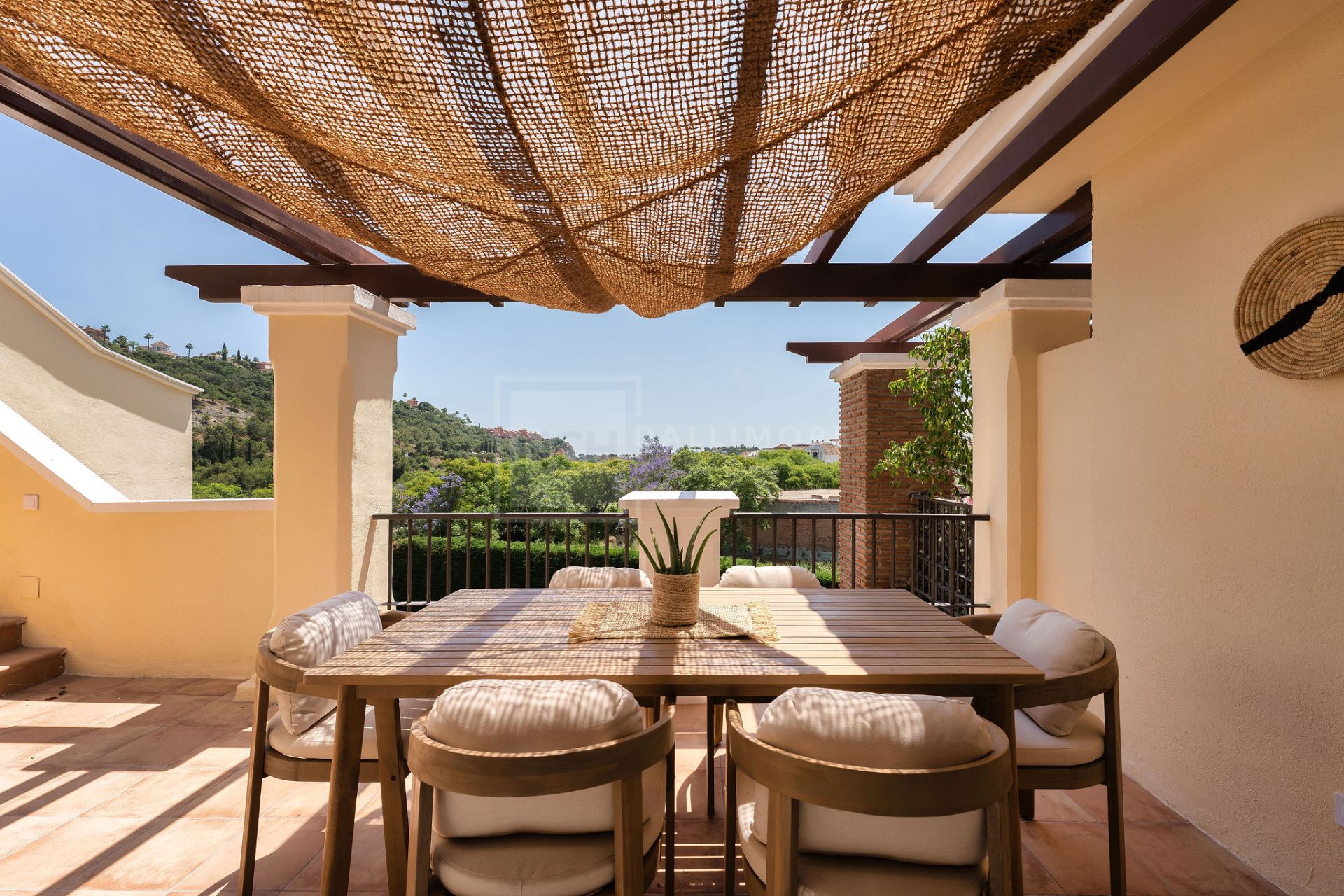 Bienvenido a este hermoso ático renovado que ofrece una vida luminosa y contemporánea en una tranquila urbanización andaluza!