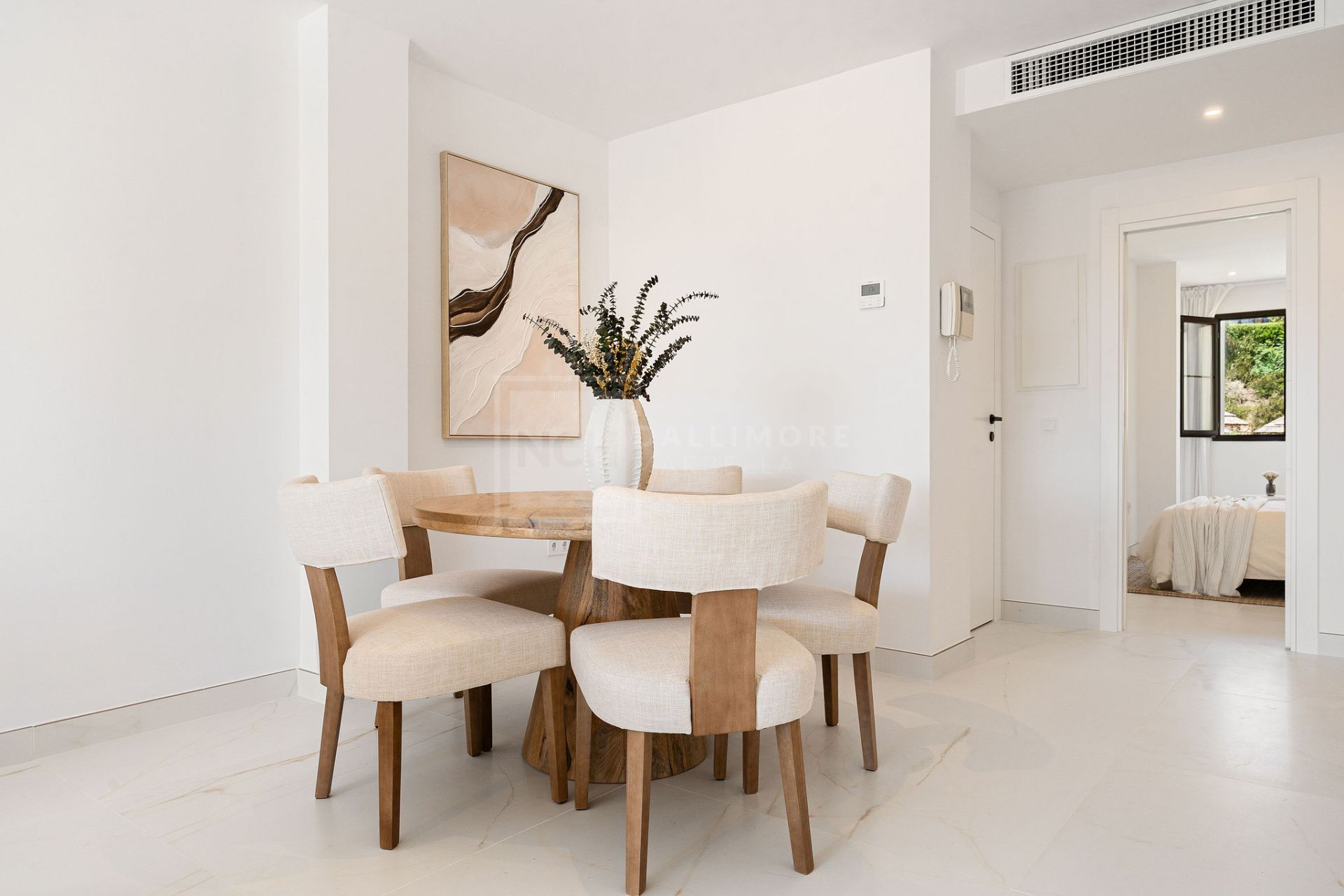 Bienvenido a este hermoso ático renovado que ofrece una vida luminosa y contemporánea en una tranquila urbanización andaluza!