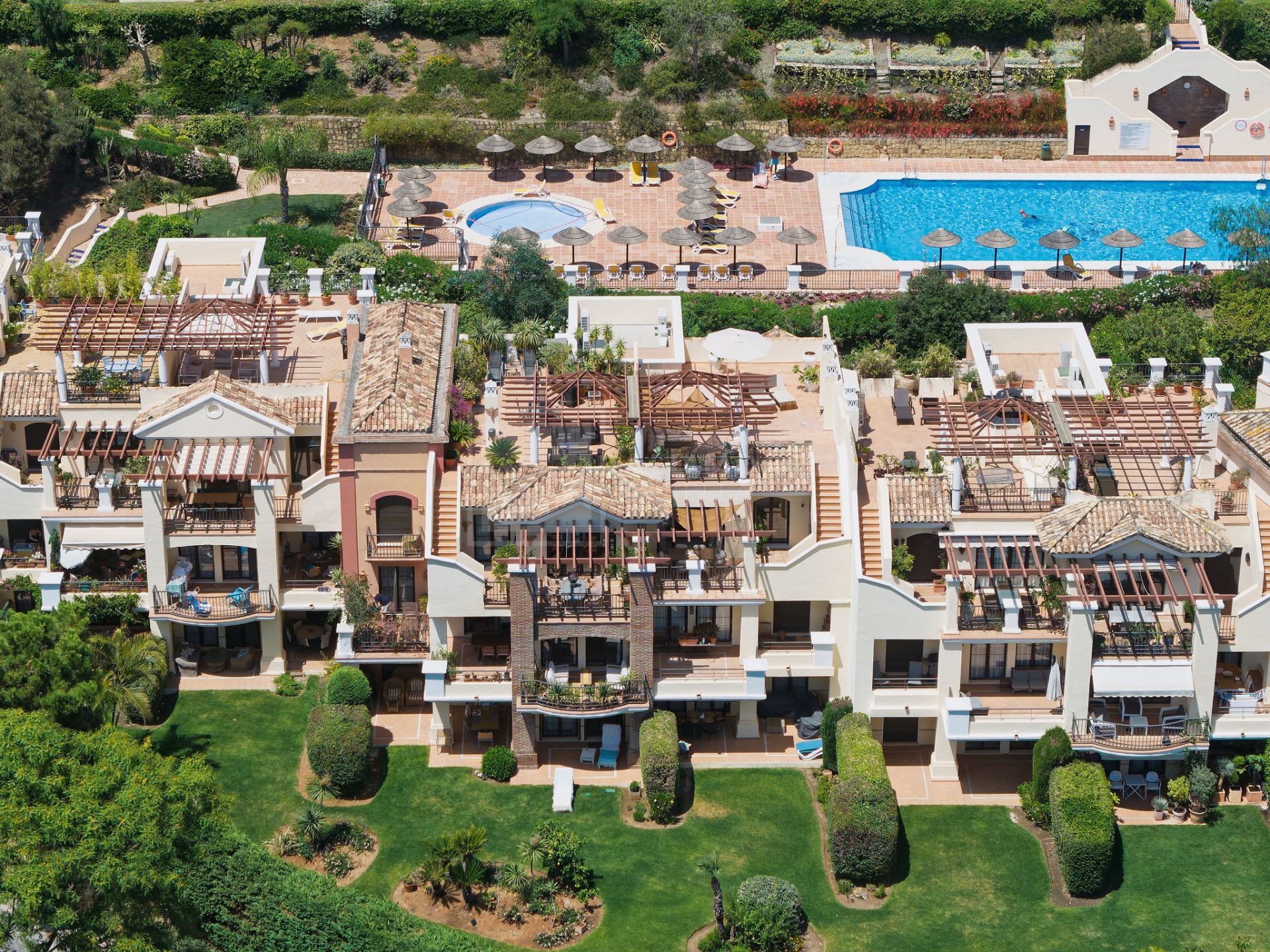 Bienvenido a este hermoso ático renovado que ofrece una vida luminosa y contemporánea en una tranquila urbanización andaluza!