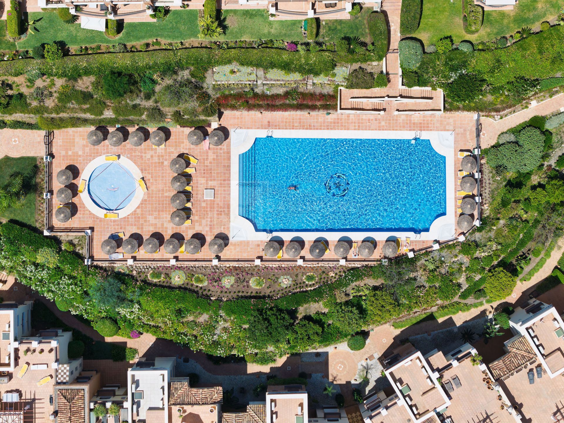 Bienvenido a este hermoso ático renovado que ofrece una vida luminosa y contemporánea en una tranquila urbanización andaluza!
