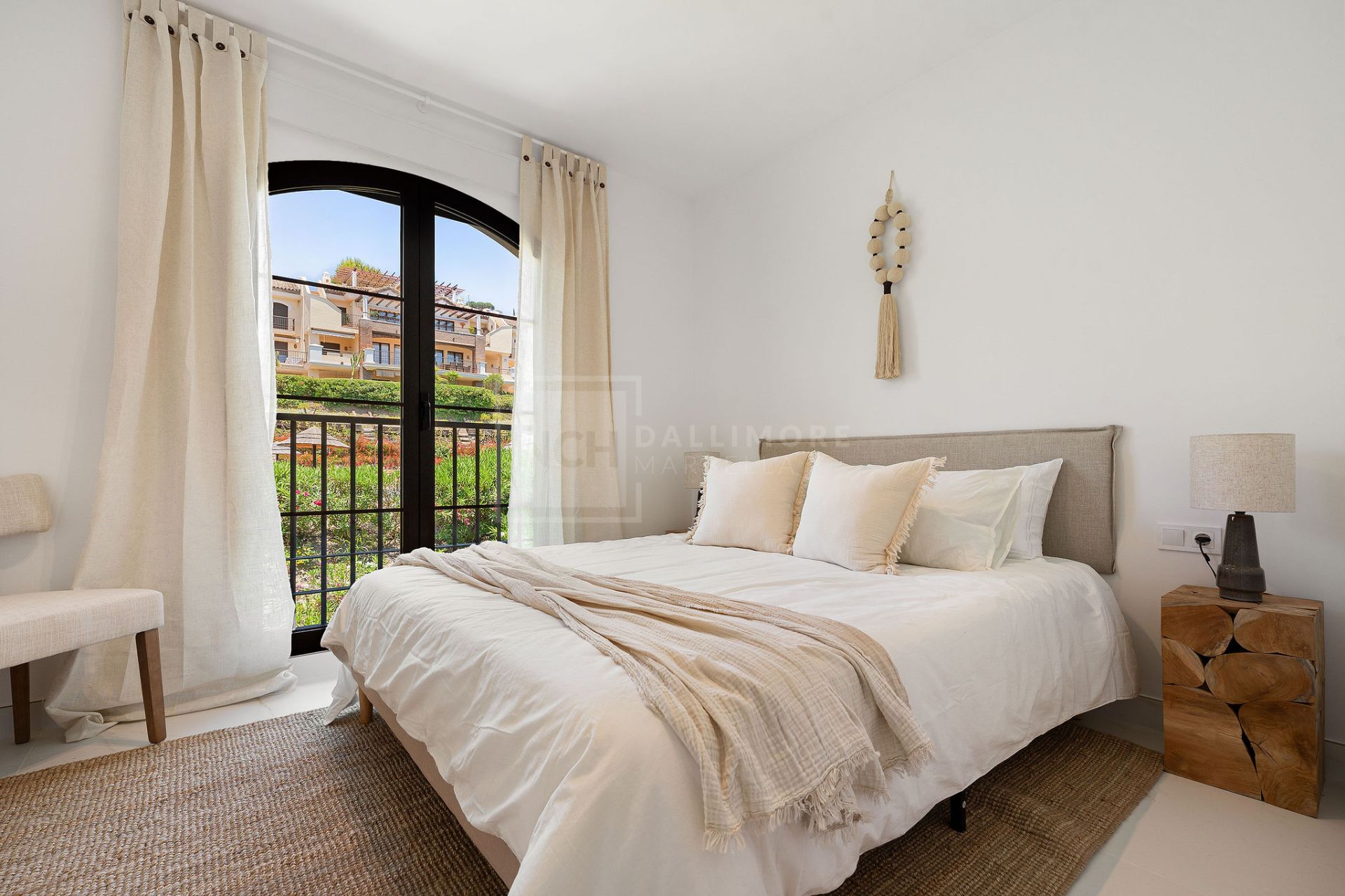 Bienvenido a este hermoso ático renovado que ofrece una vida luminosa y contemporánea en una tranquila urbanización andaluza!