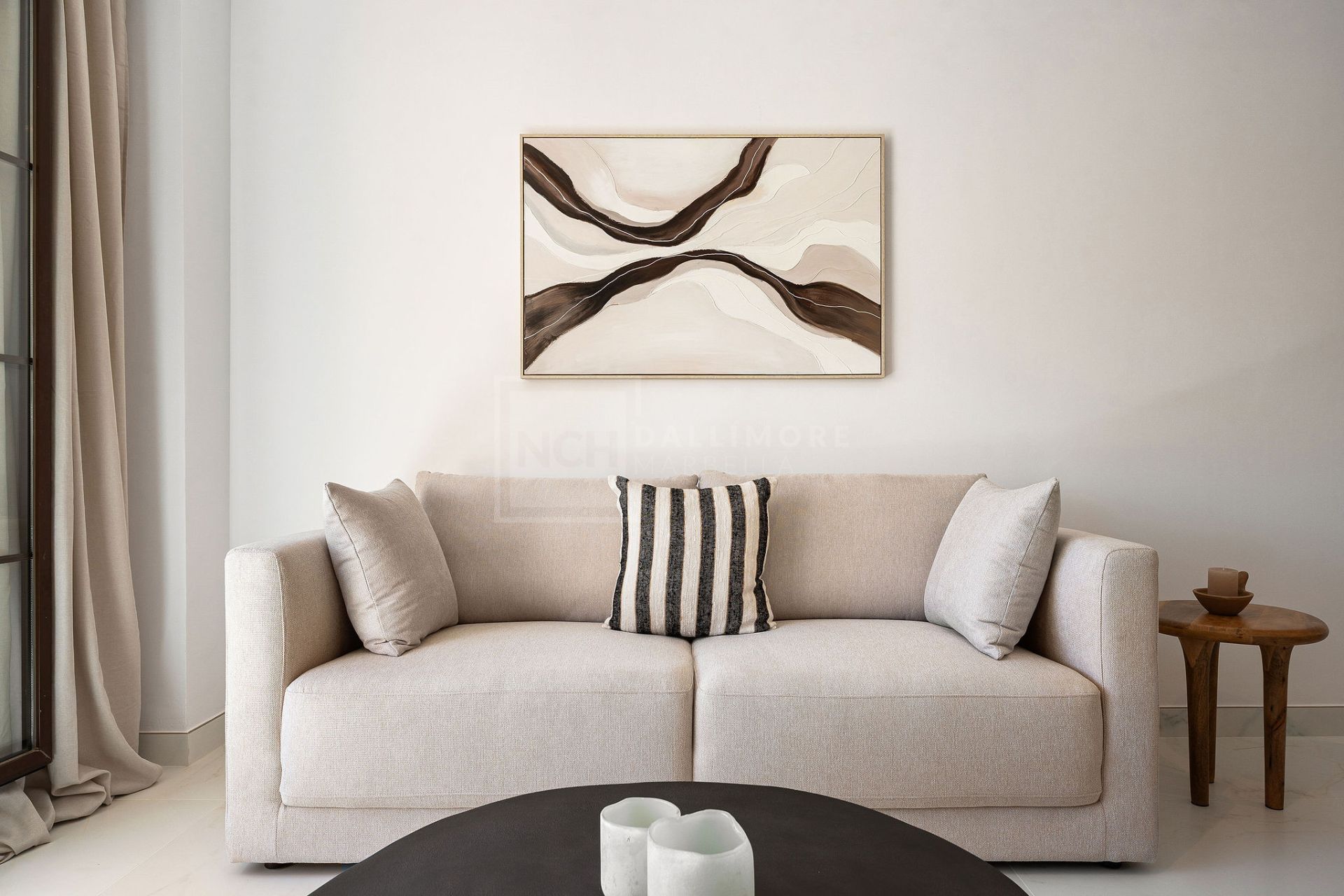 Bienvenido a este hermoso ático renovado que ofrece una vida luminosa y contemporánea en una tranquila urbanización andaluza!