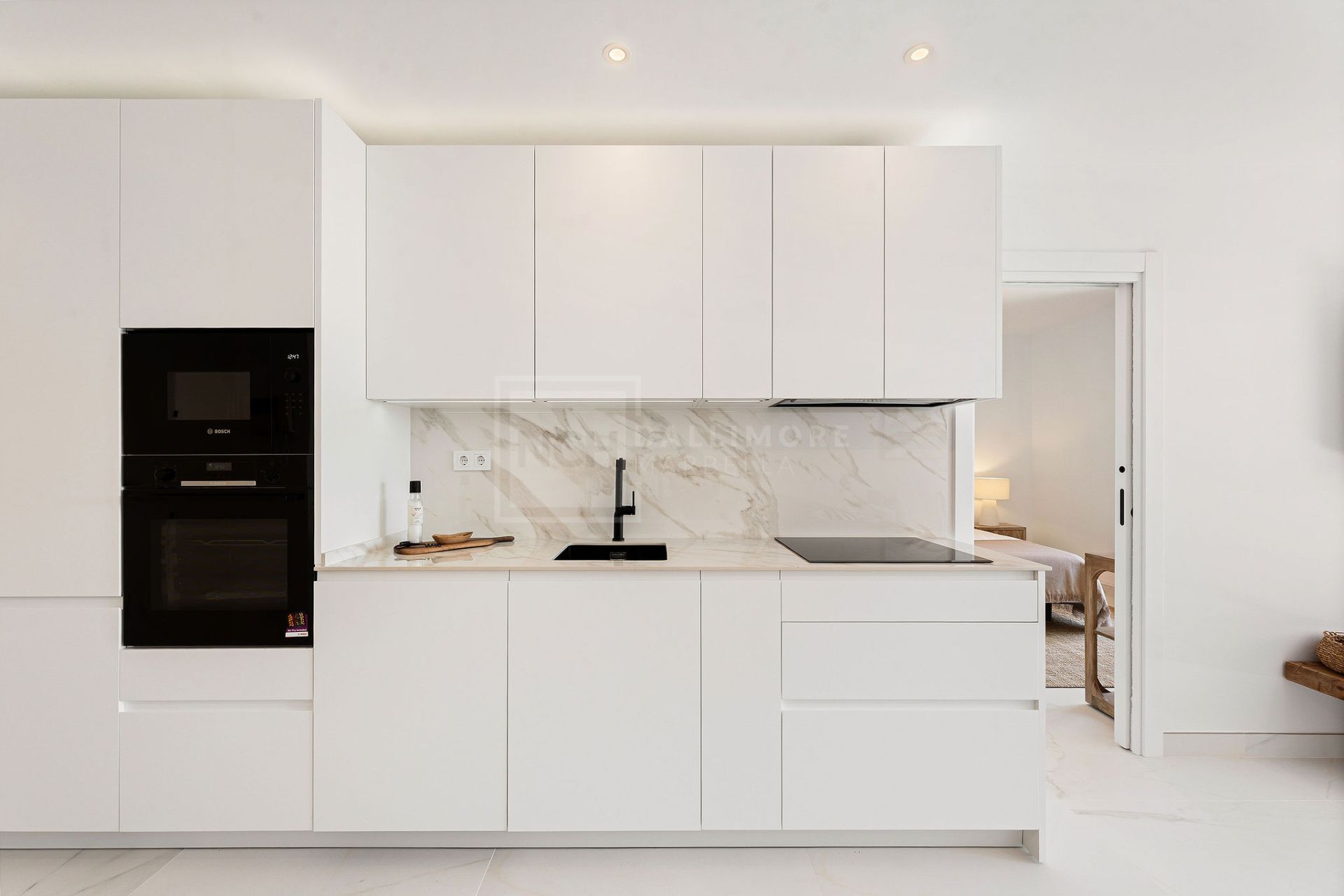 Bienvenido a este hermoso ático renovado que ofrece una vida luminosa y contemporánea en una tranquila urbanización andaluza!