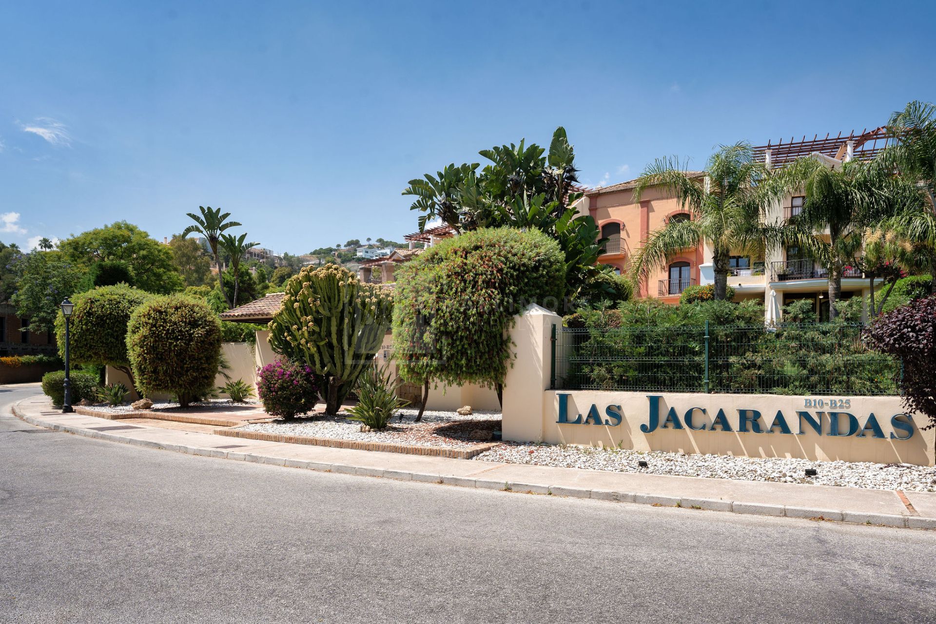 Bienvenido a este hermoso ático renovado que ofrece una vida luminosa y contemporánea en una tranquila urbanización andaluza!