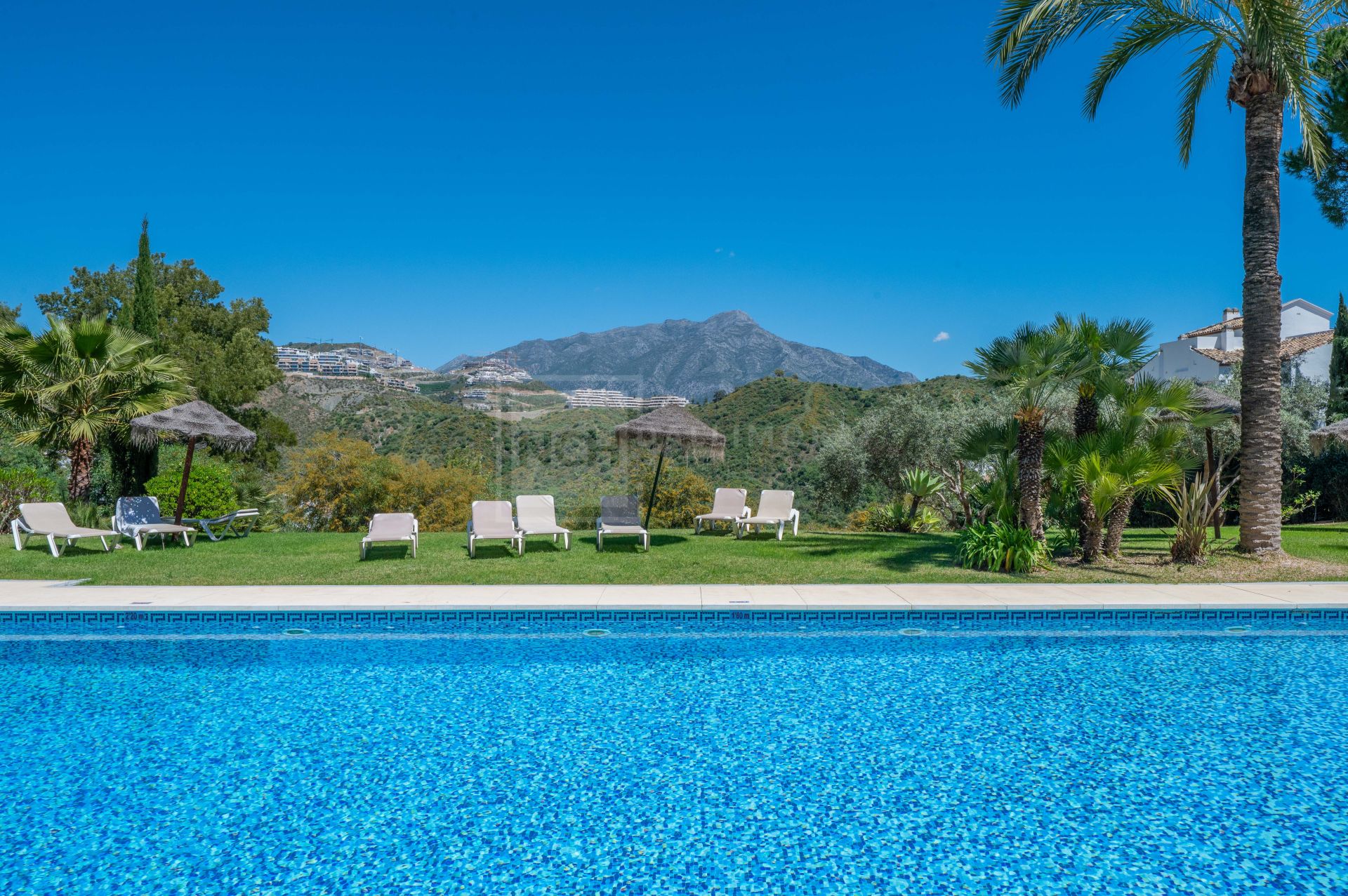 Bright and Modern 3 bedroom middle-floor apartment with sea and golf views in Altos de La Quinta