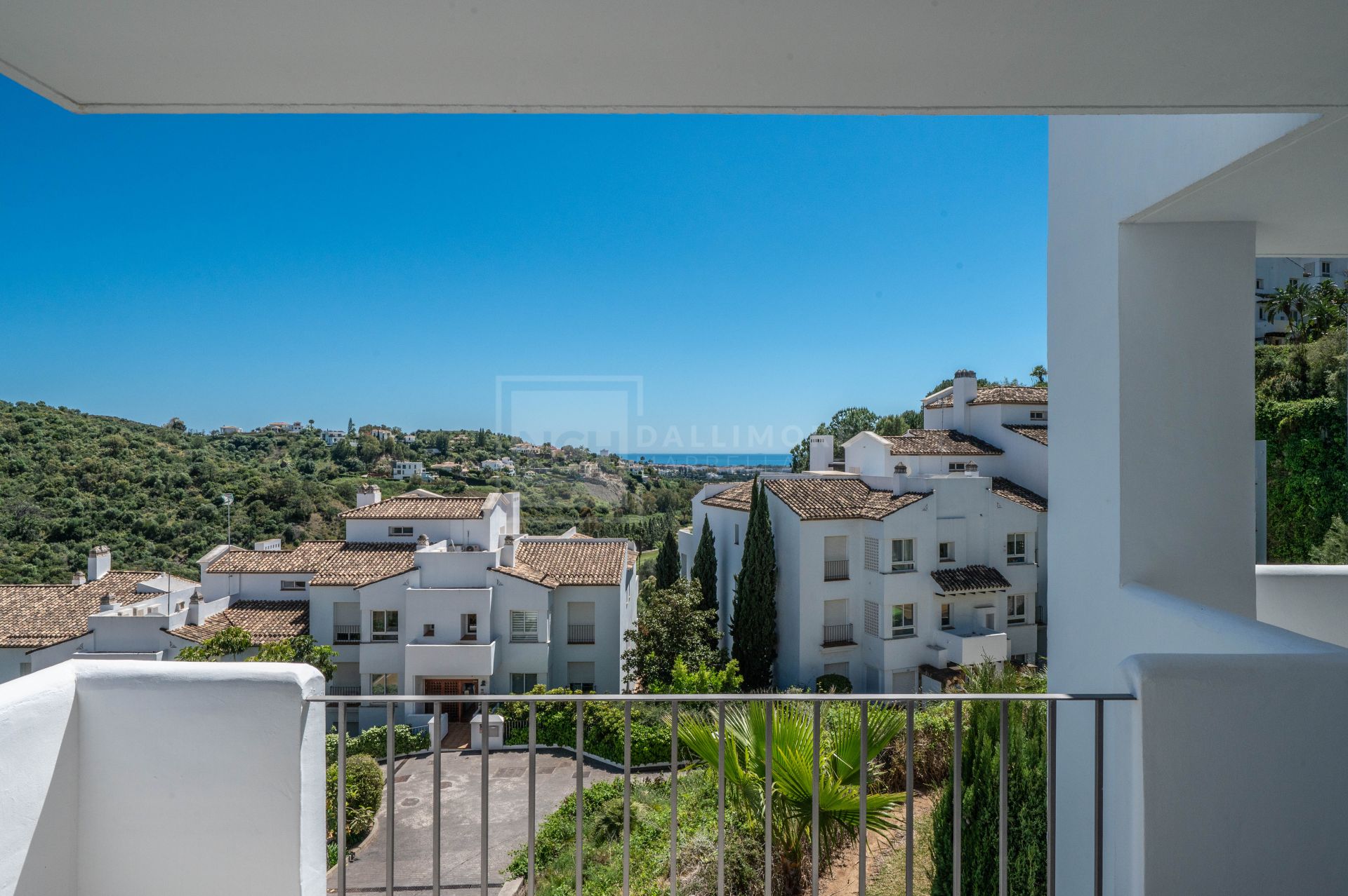 Bright and Modern 3 bedroom middle-floor apartment with sea and golf views in Altos de La Quinta