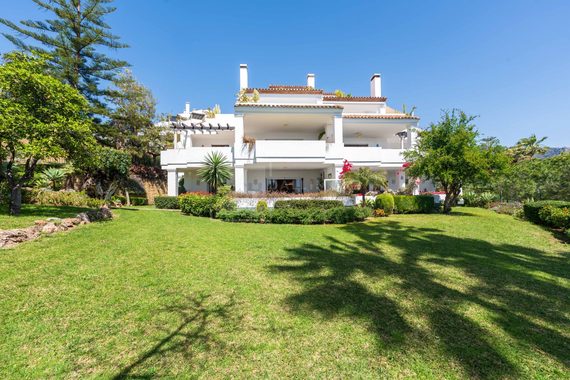 Excelente apartamento con vistas parciales al mar y orientación sur en la prestigiosa urbanización Monte Paraíso Country Club.