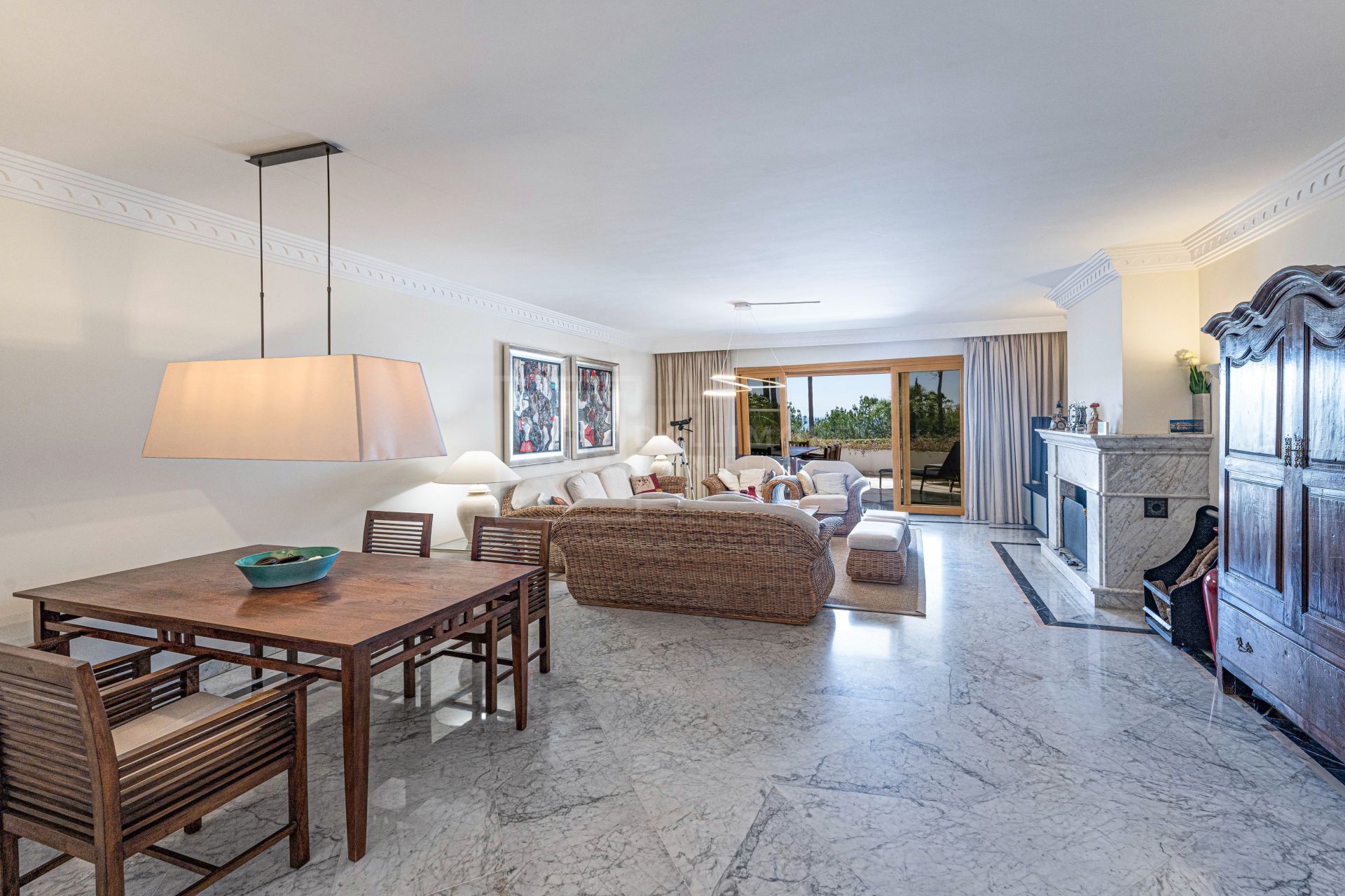 Excelente apartamento con vistas parciales al mar y orientación sur en la prestigiosa urbanización Monte Paraíso Country Club.