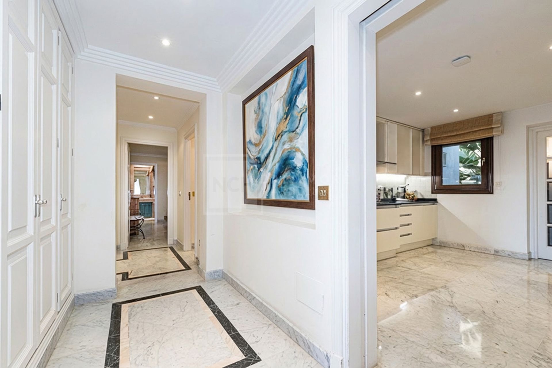Excelente apartamento con vistas parciales al mar y orientación sur en la prestigiosa urbanización Monte Paraíso Country Club.