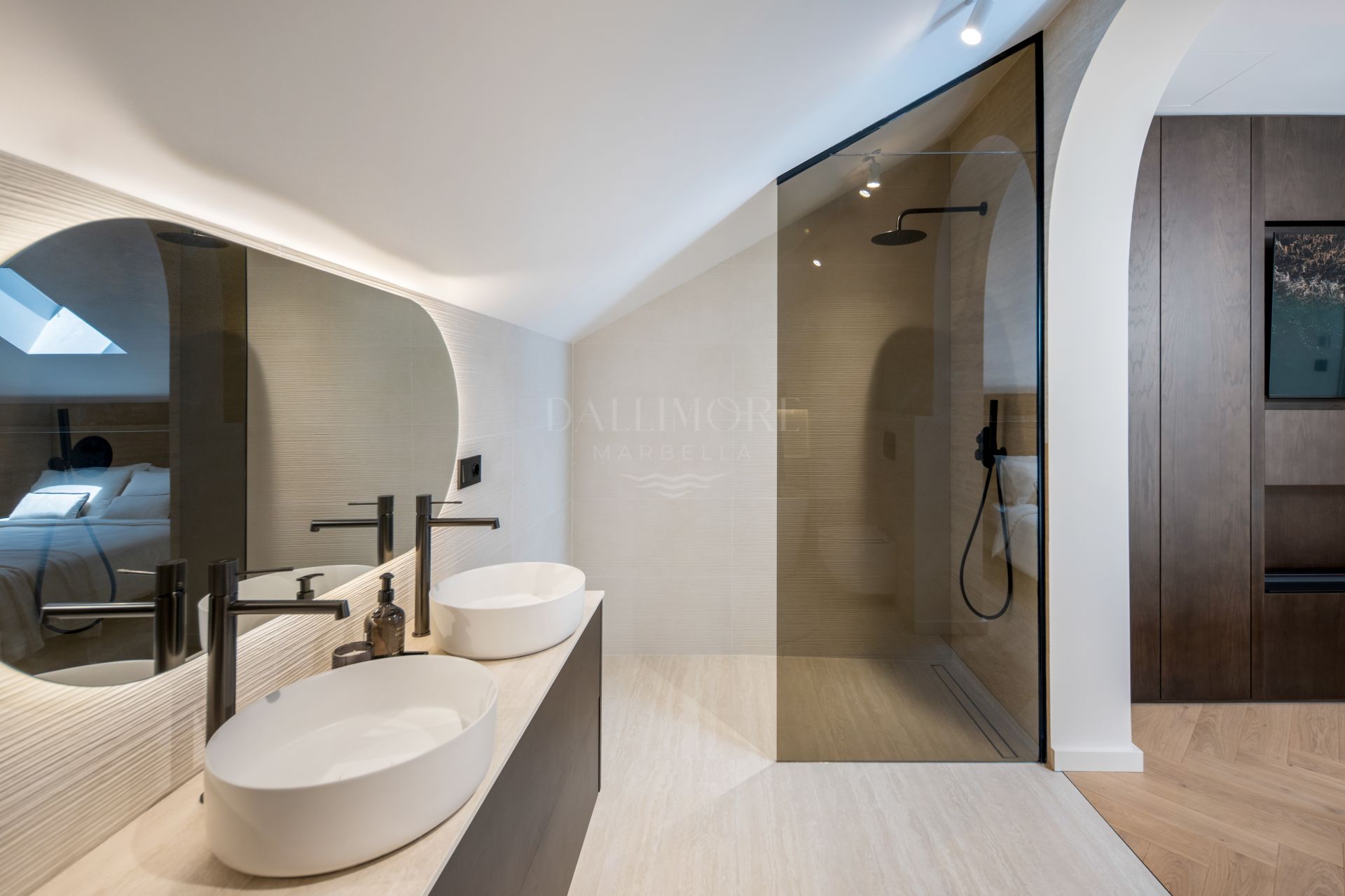 South-Facing Three-Bedroom Penthouse with Sea and Mountain Views