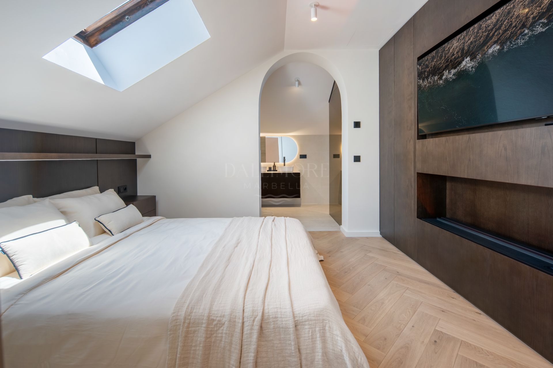 South-Facing Three-Bedroom Penthouse with Sea and Mountain Views