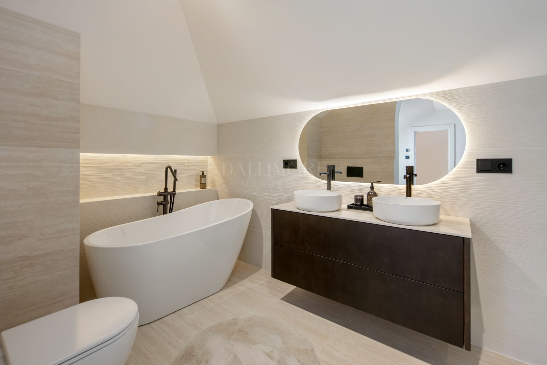 South-Facing Three-Bedroom Penthouse with Sea and Mountain Views