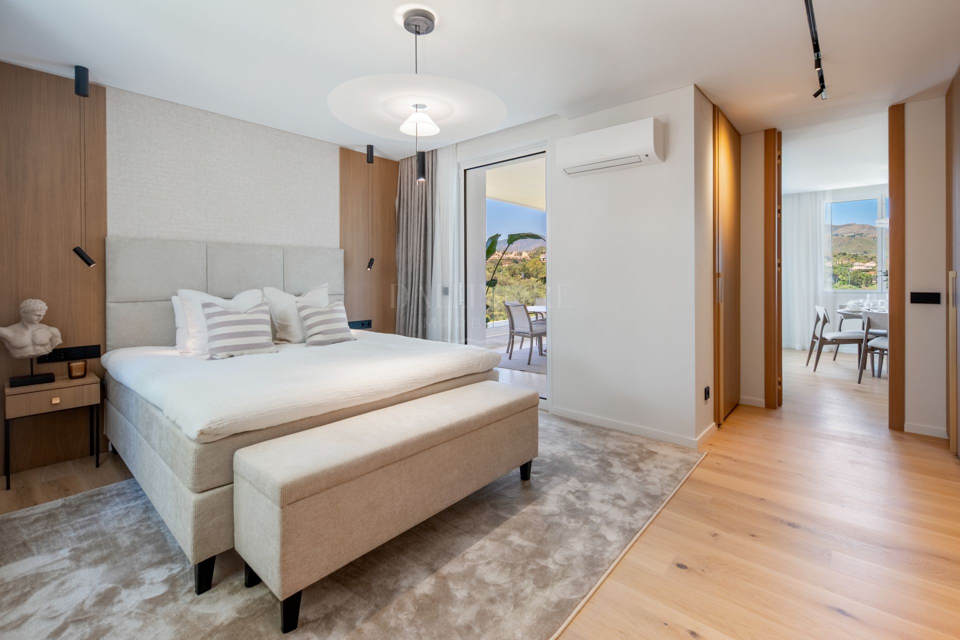 Ático renovado de tres dormitorios en Los Monteros