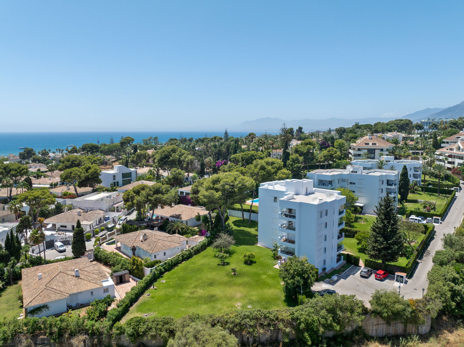 Ático renovado de tres dormitorios en Los Monteros