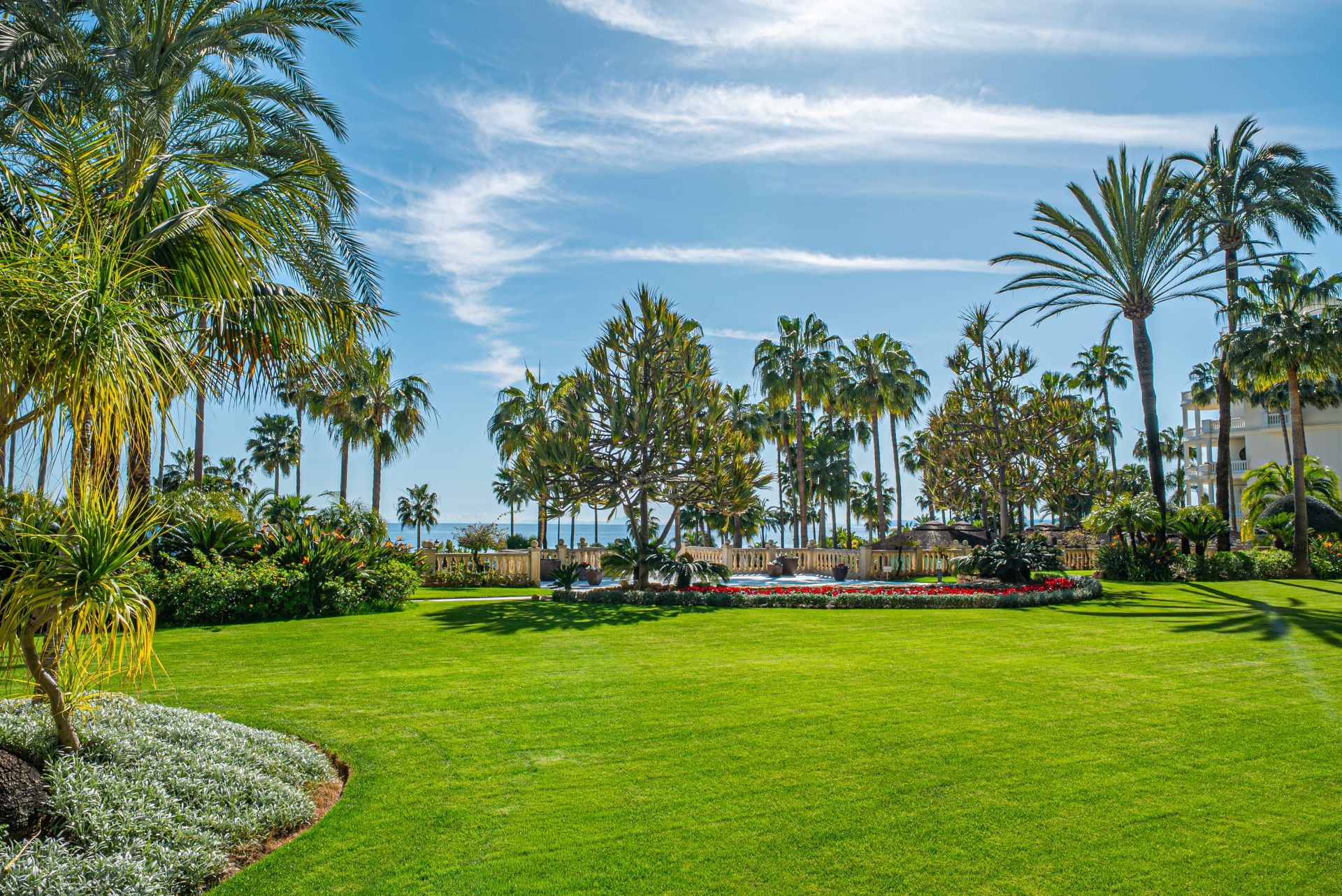 Frontline Beach Living with Tropical Gardens and Resort Pools