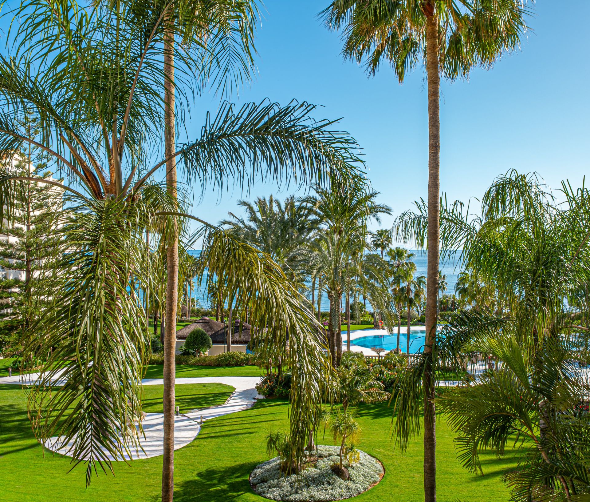 Frontline Beach Living with Tropical Gardens and Resort Pools