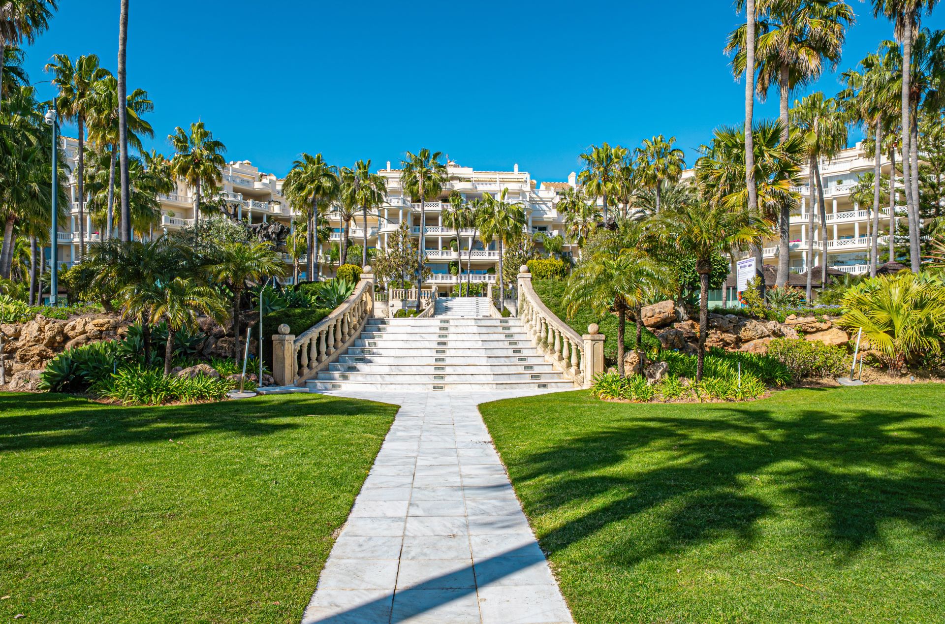 Frontline Beach Living with Tropical Gardens and Resort Pools