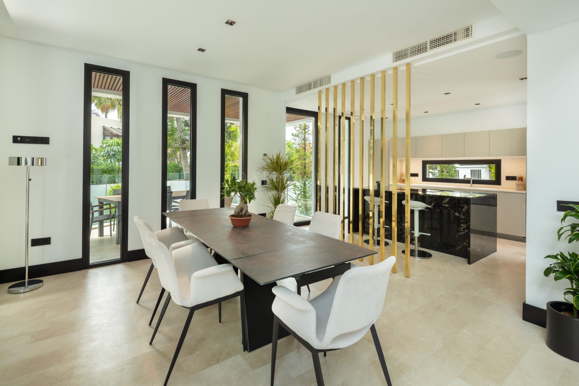 Villa de cinco dormitorios junto a la playa en la Milla de Oro de Marbella