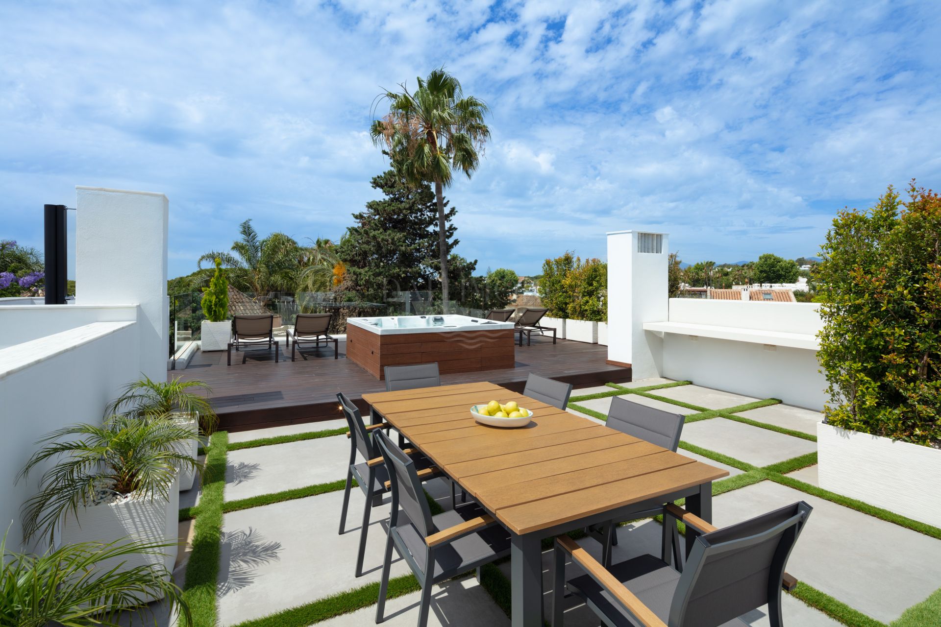 Villa de cinco dormitorios junto a la playa en la Milla de Oro de Marbella