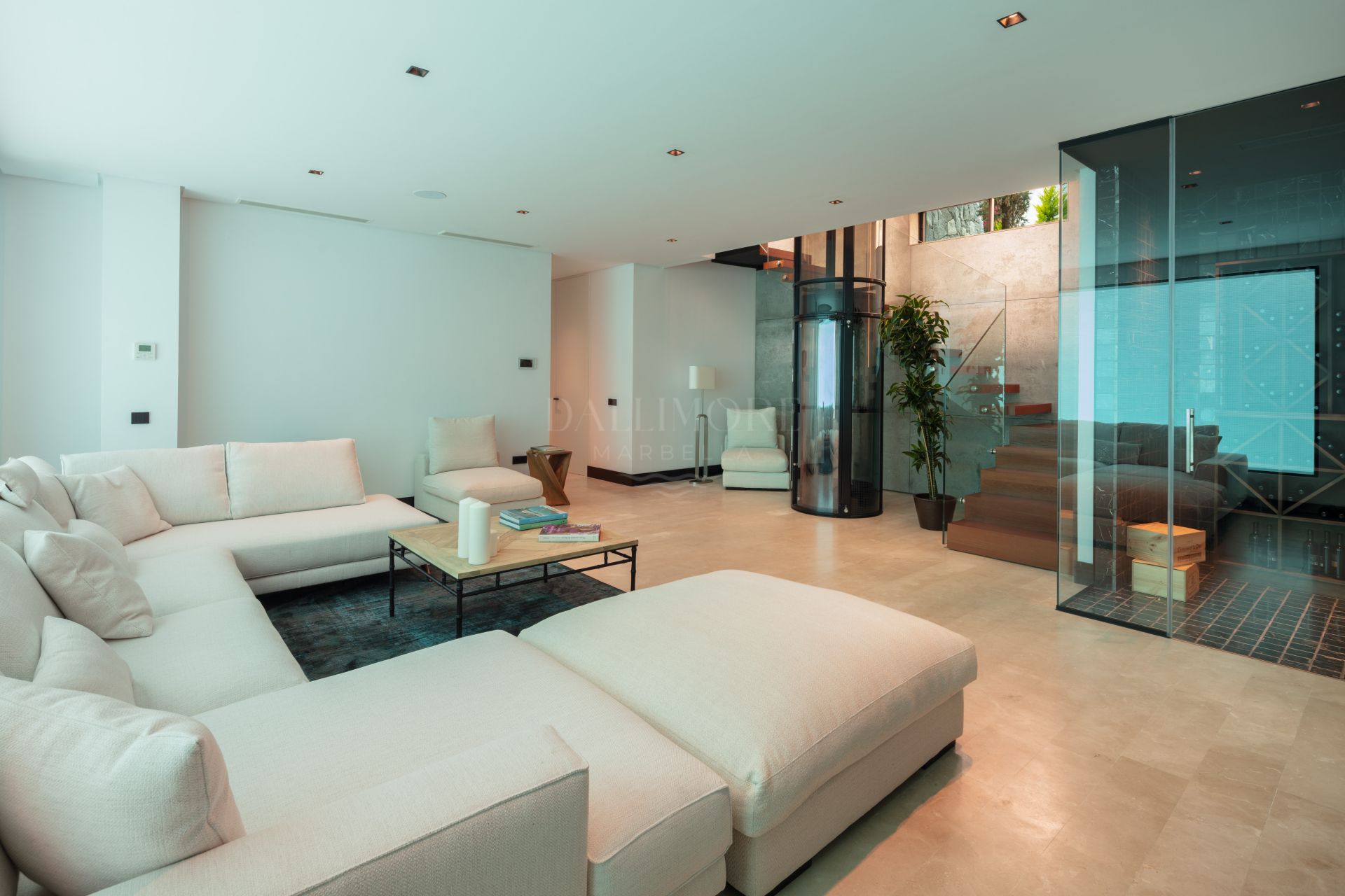Villa de cinco dormitorios junto a la playa en la Milla de Oro de Marbella