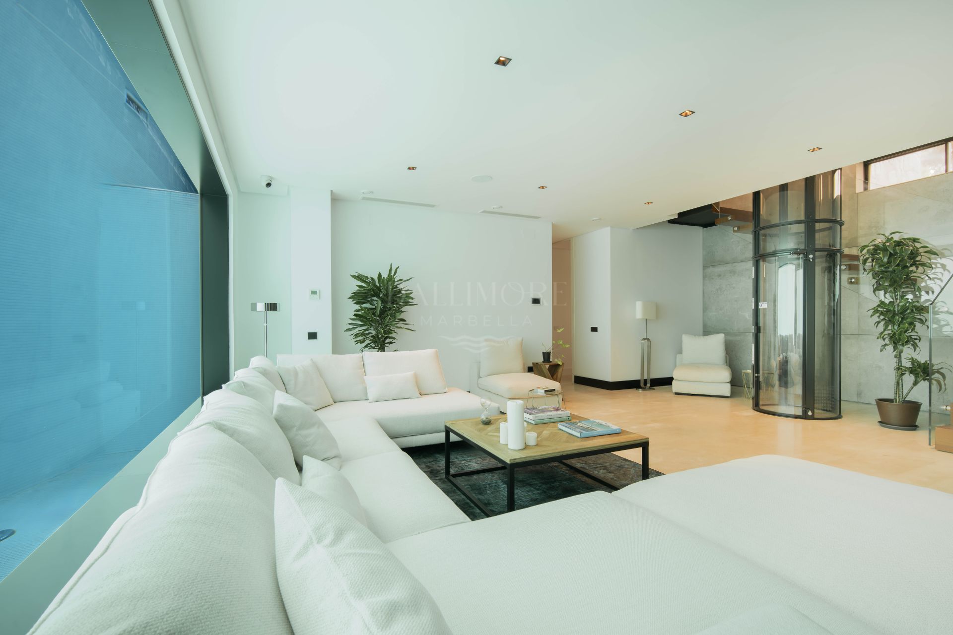 Villa de cinco dormitorios junto a la playa en la Milla de Oro de Marbella