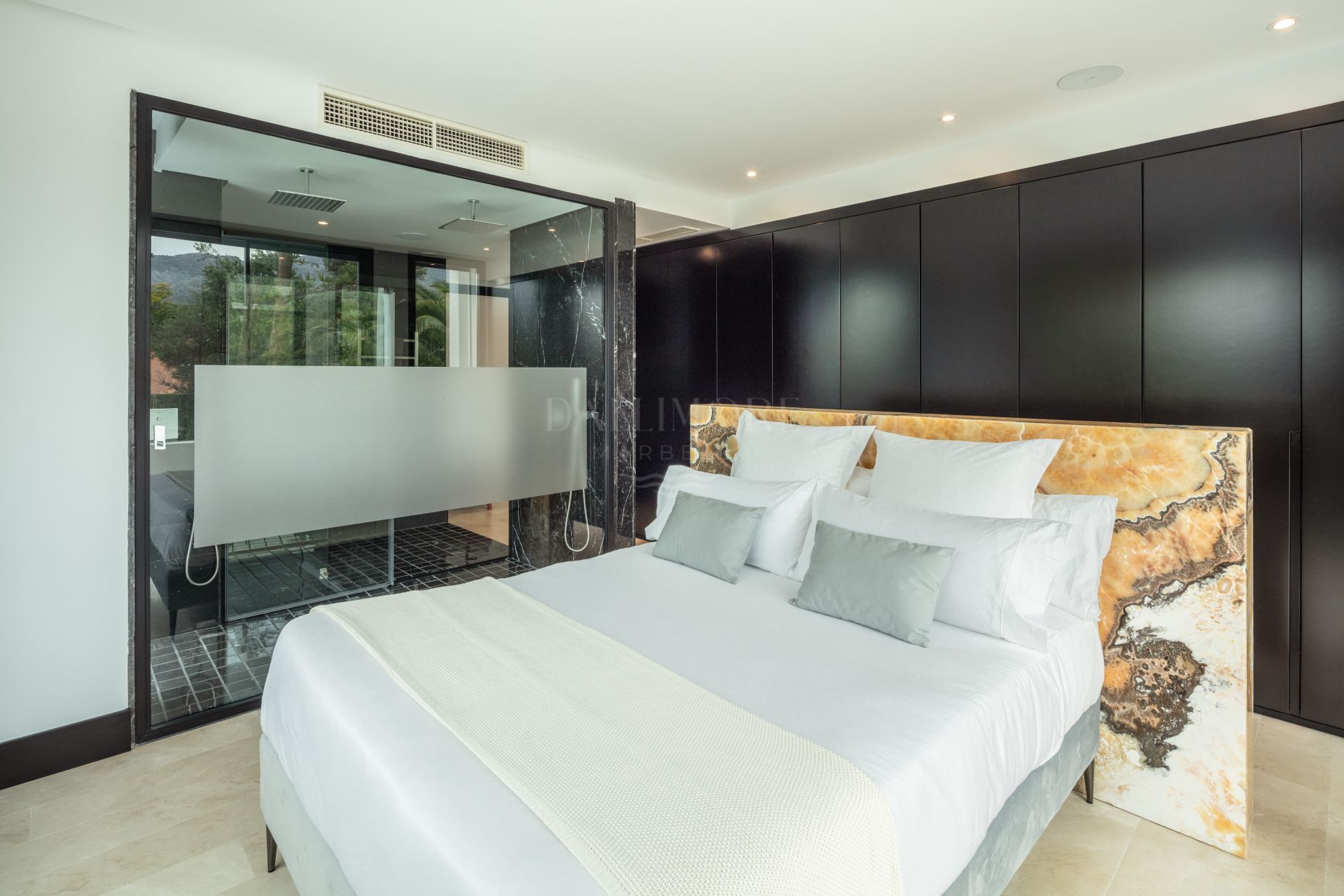 Villa de cinco dormitorios junto a la playa en la Milla de Oro de Marbella