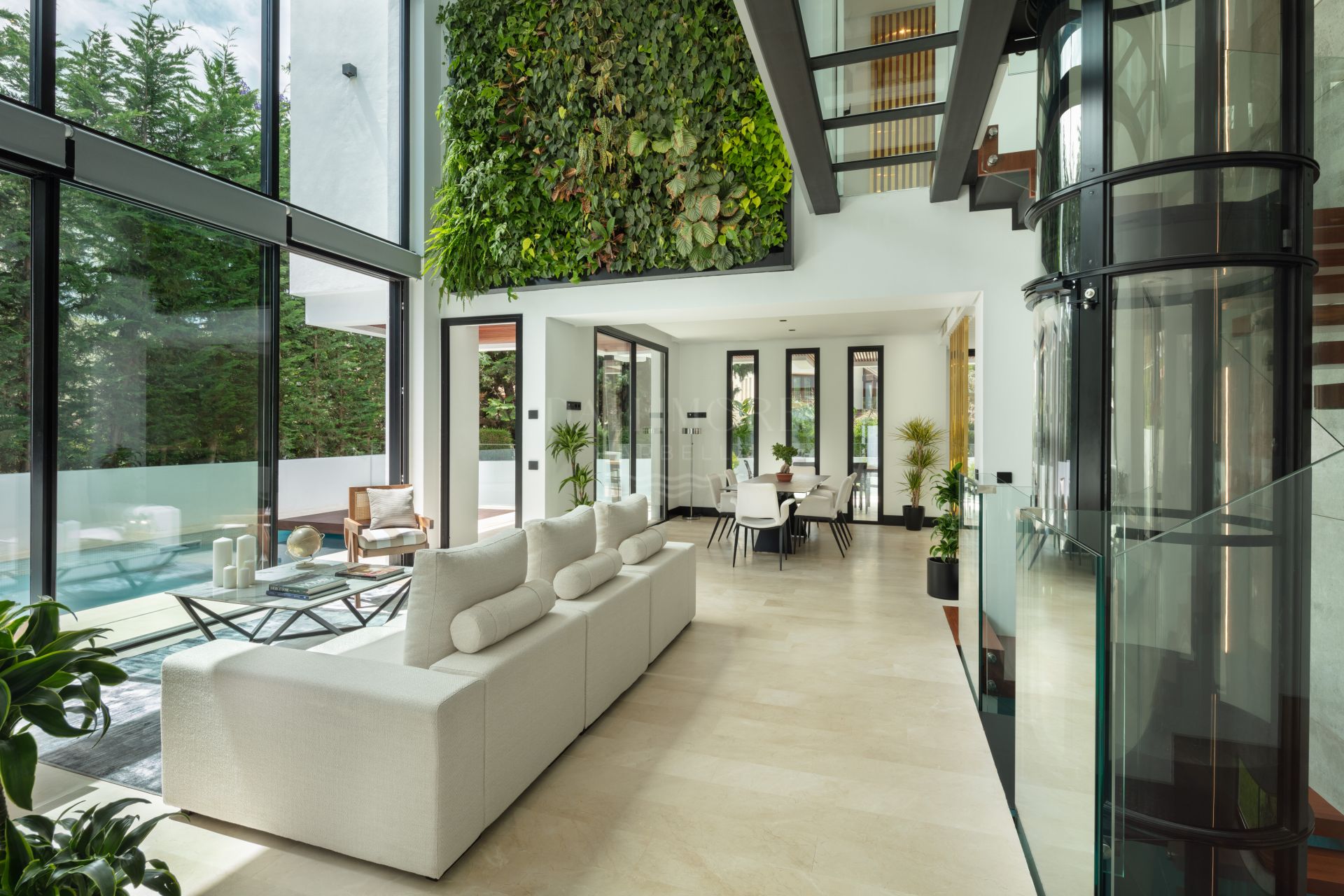Villa de cinco dormitorios junto a la playa en la Milla de Oro de Marbella