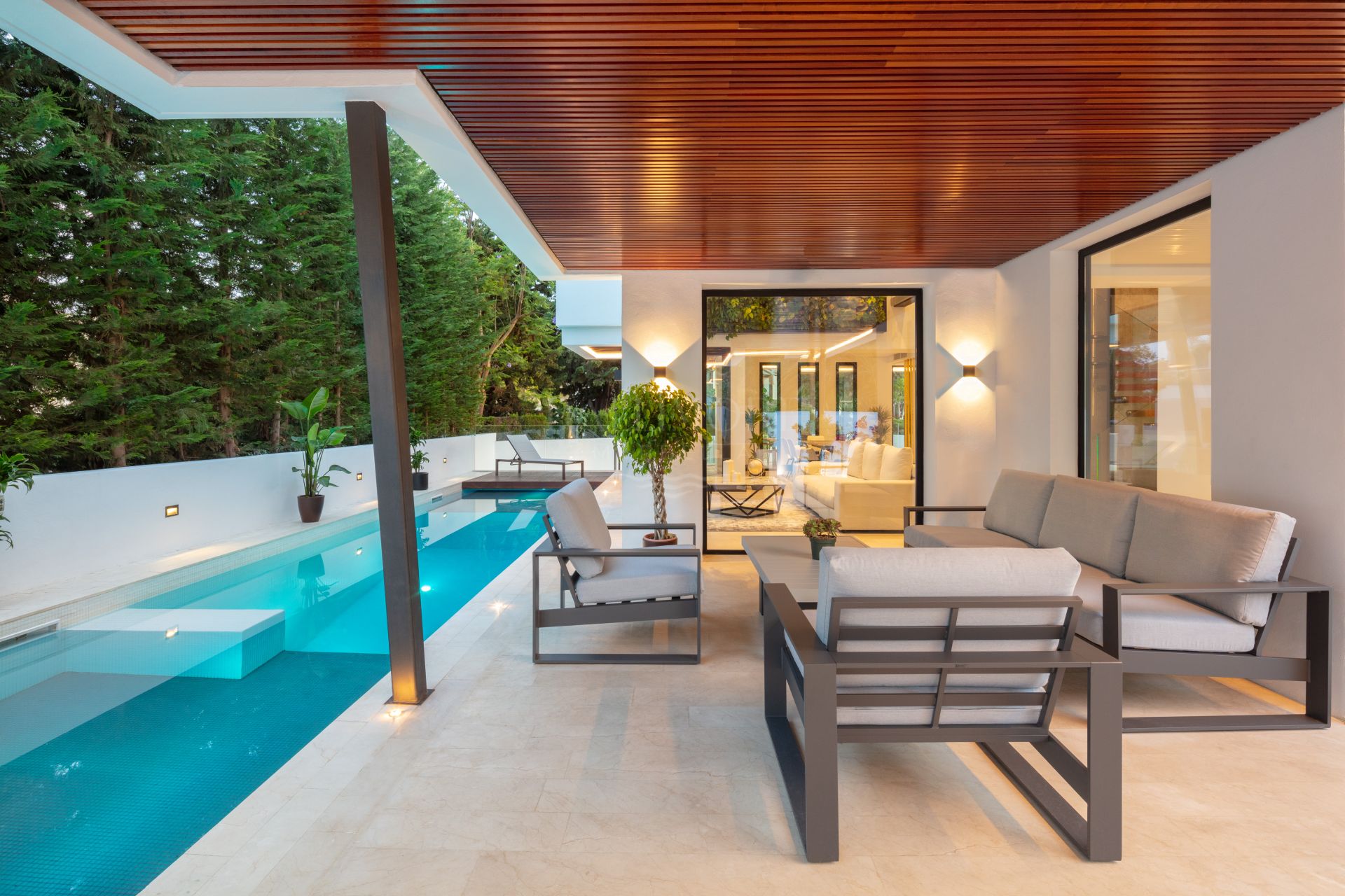 Villa de cinco dormitorios junto a la playa en la Milla de Oro de Marbella