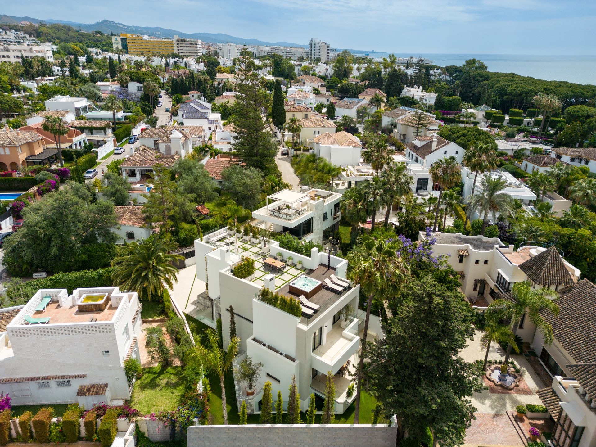 Villa de cinco dormitorios junto a la playa en la Milla de Oro de Marbella
