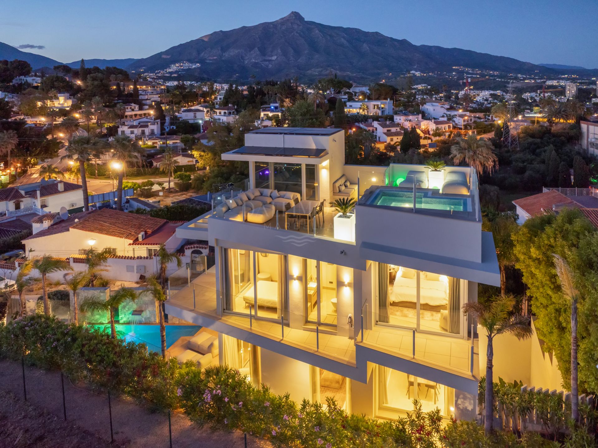 Villa contemporánea de cuatro dormitorios con vistas panorámicas