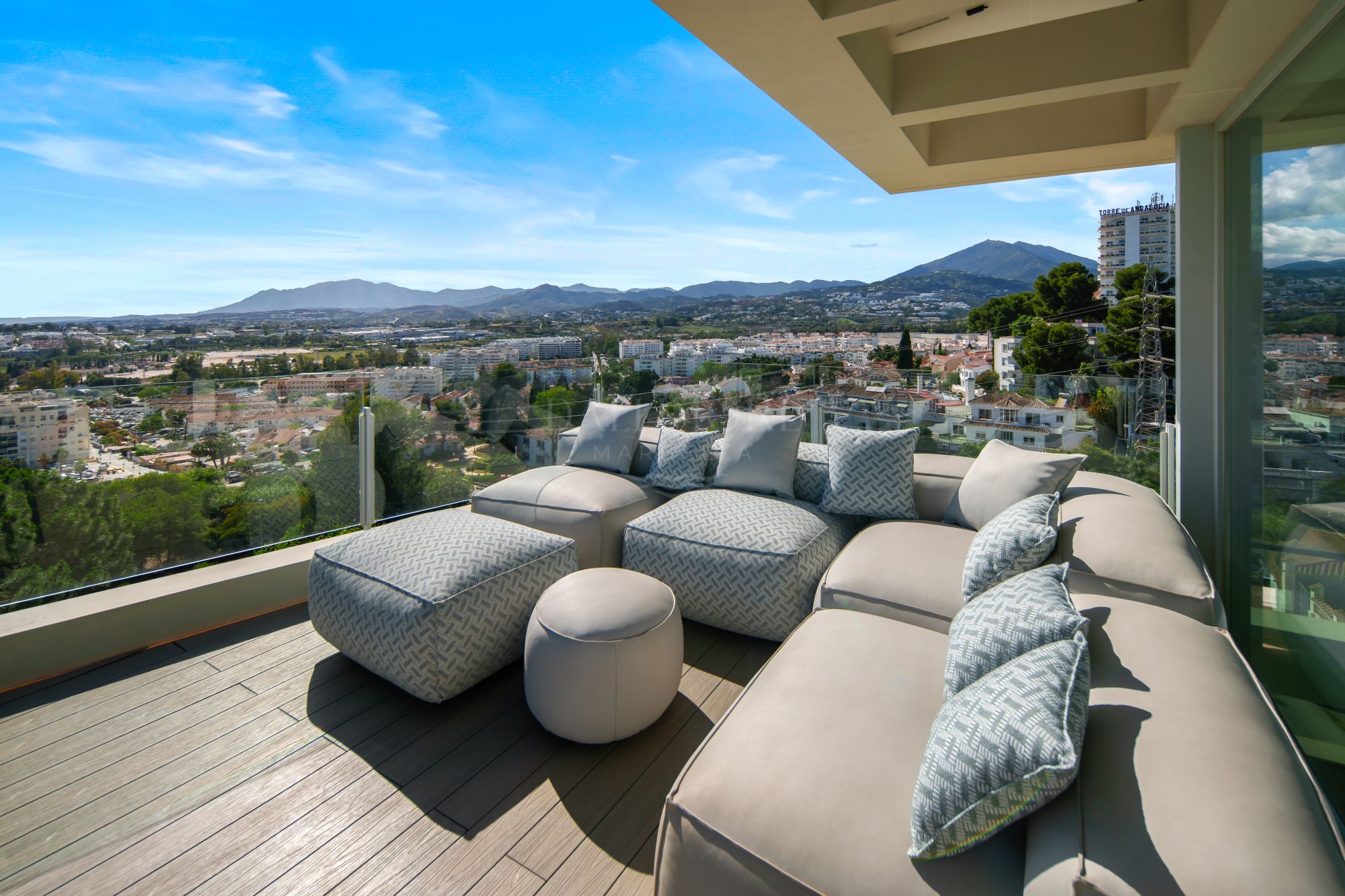 Villa contemporánea de cuatro dormitorios con vistas panorámicas