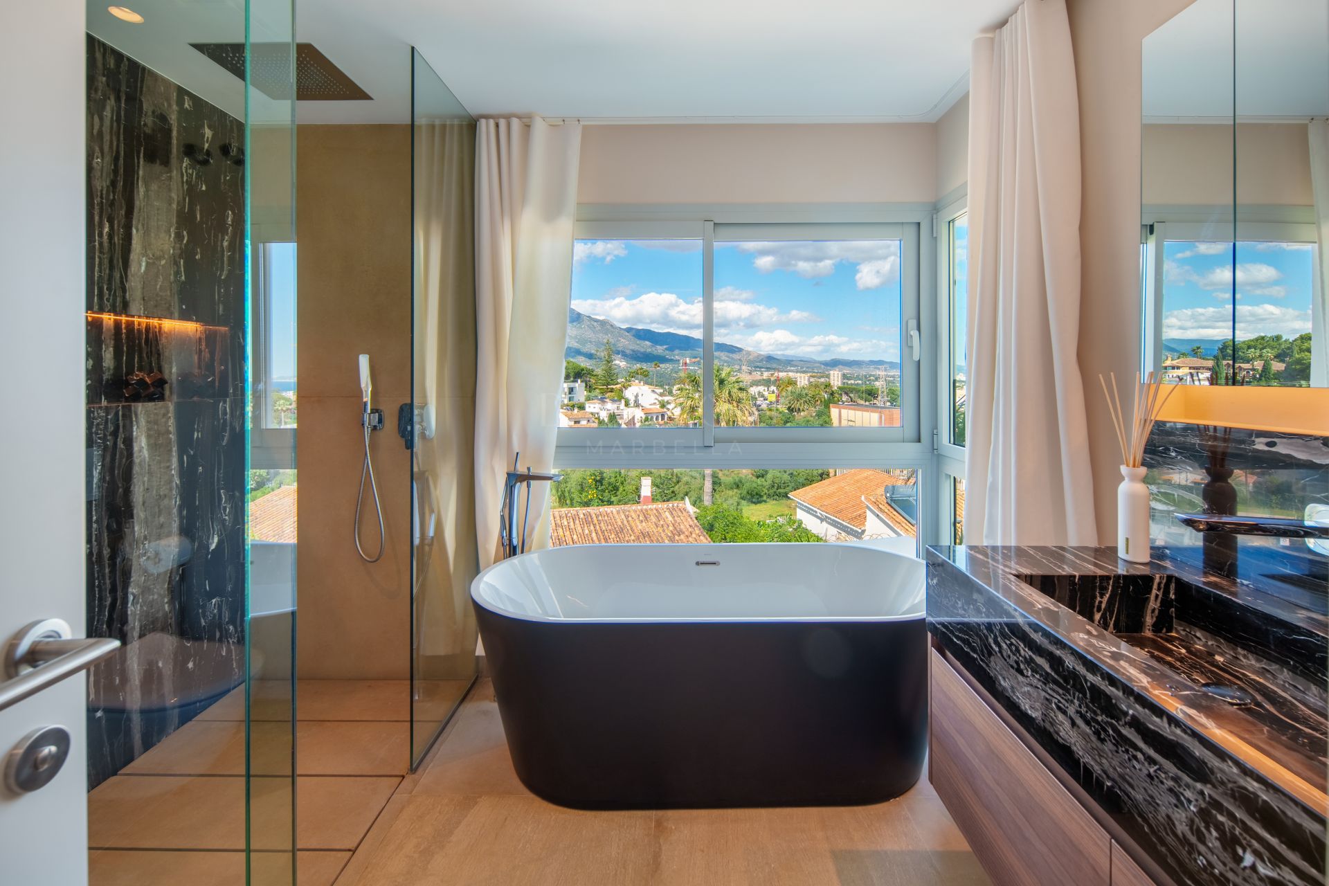 Villa contemporánea de cuatro dormitorios con vistas panorámicas