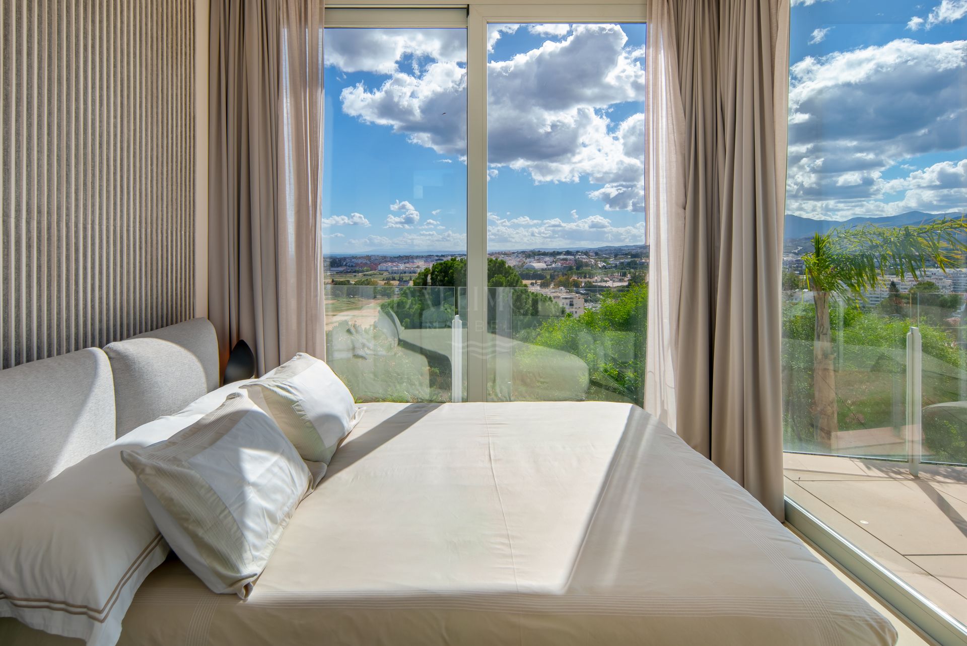 Villa contemporánea de cuatro dormitorios con vistas panorámicas