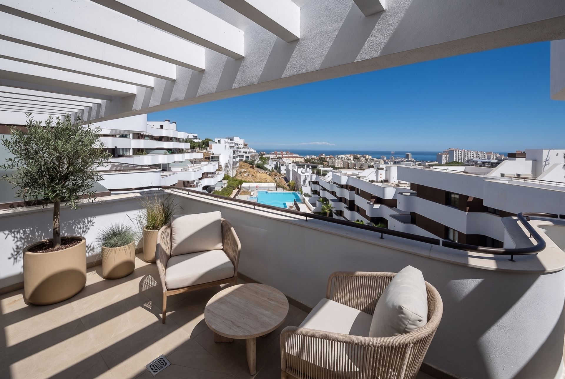 Espectacular ático dúplex de 3 dormitorios con vistas al mar y 117 m² de terrazas en Estepona