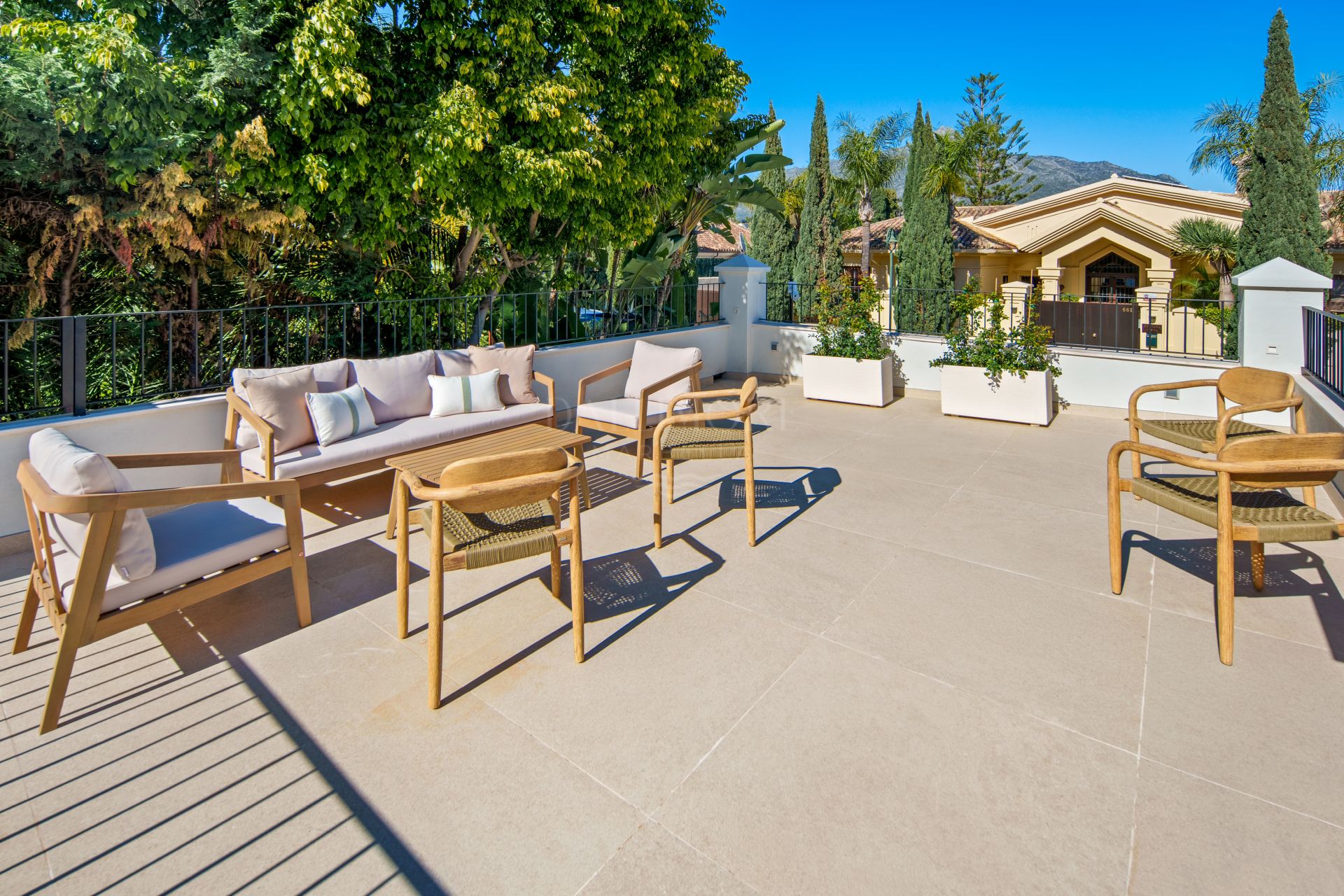 Five Bedroom Frontline Golf Villa In Nueva Andalucía