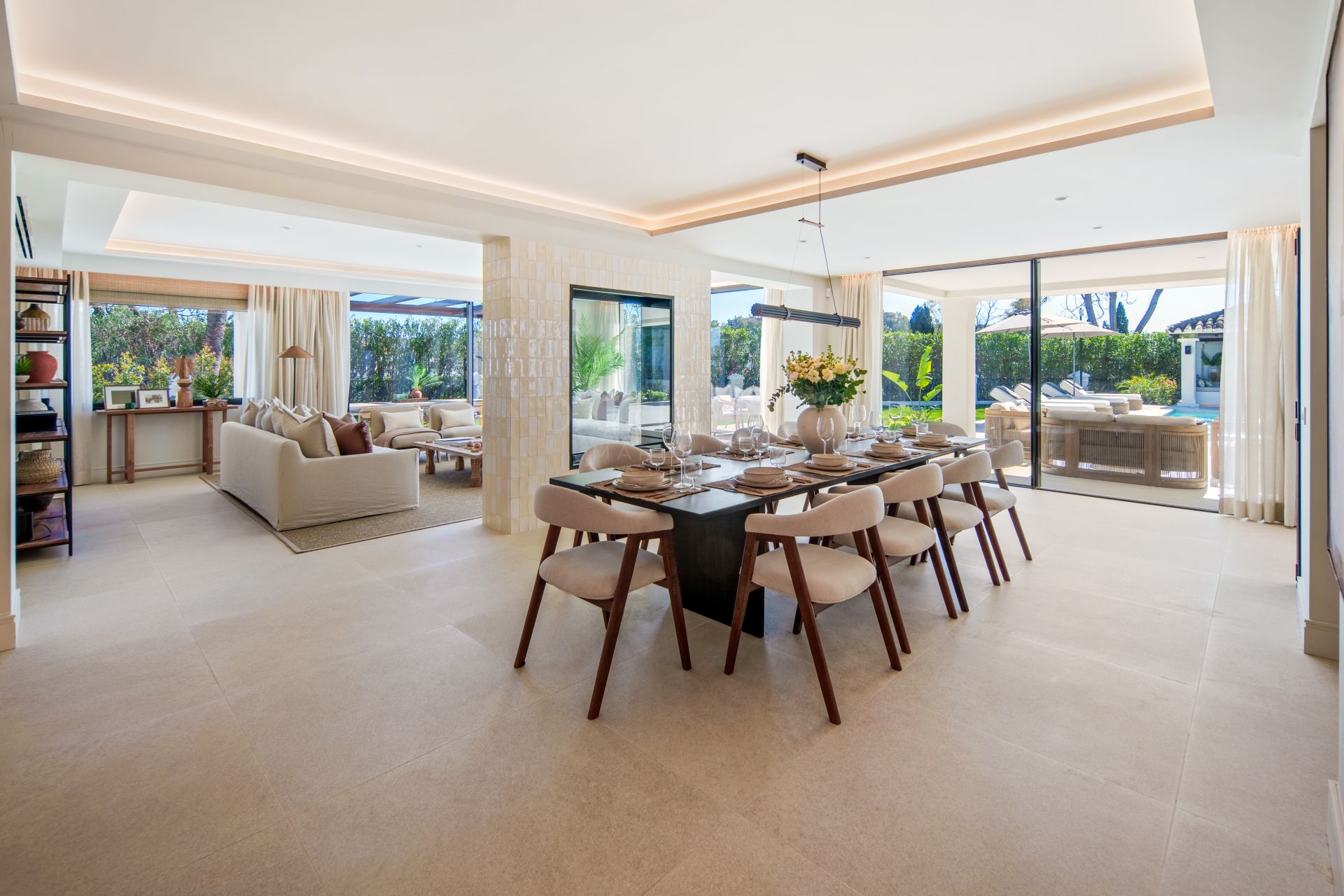 Five Bedroom Frontline Golf Villa In Nueva Andalucía