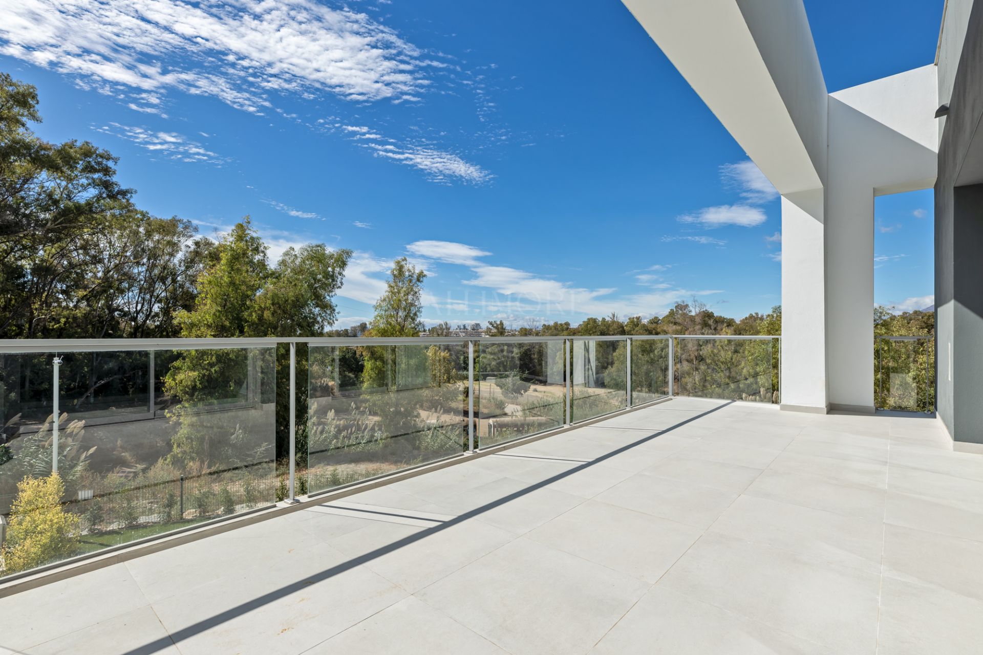 Luxury Corner Villa in Treetops, San Pedro de Alcántara – Private Garden, Jacuzzi & Panoramic Valley Views