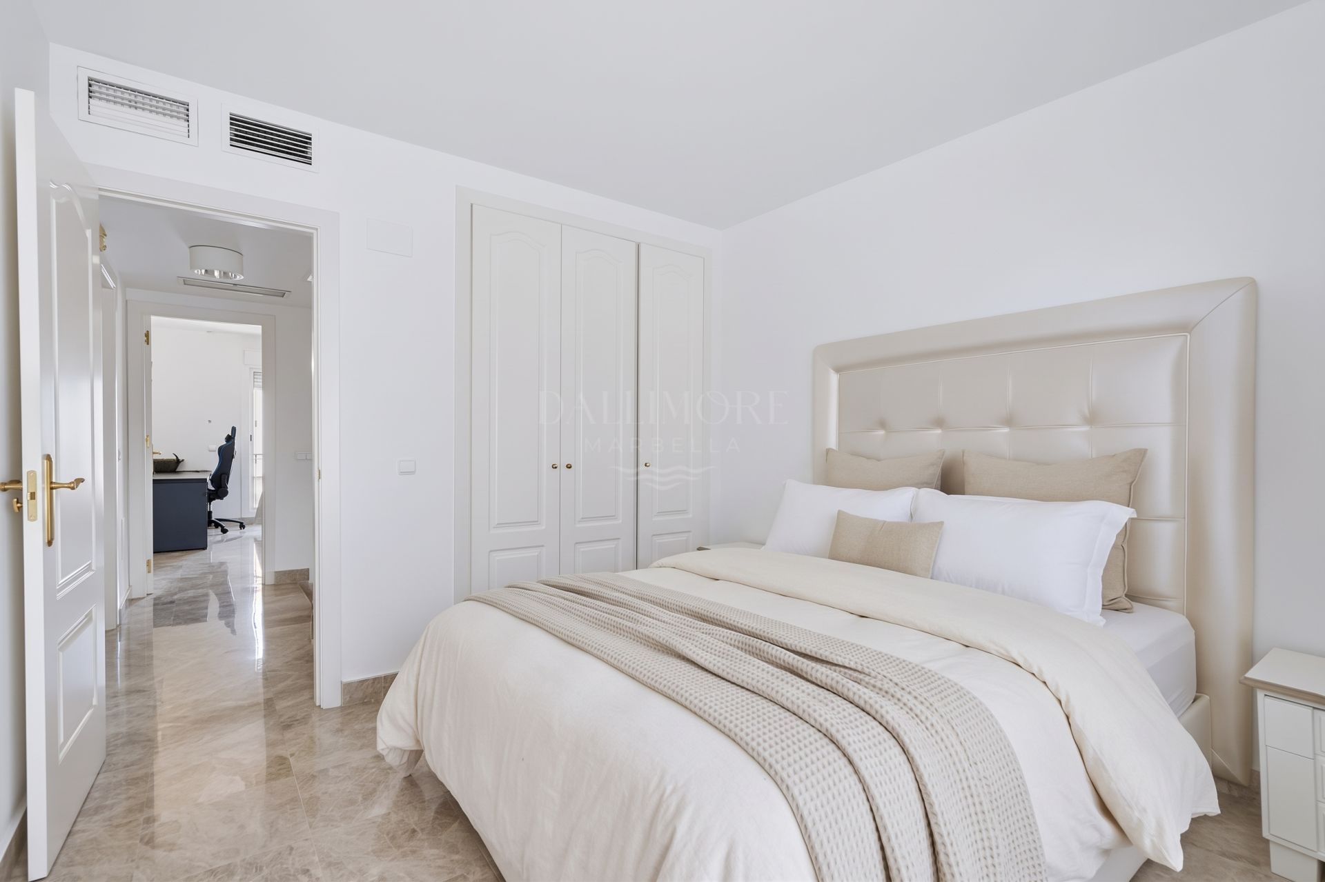Bright and spacious, three bedroom end townhouse located in the sought-after community of Los Naranjos de Marbella, in Nueva Andalucía