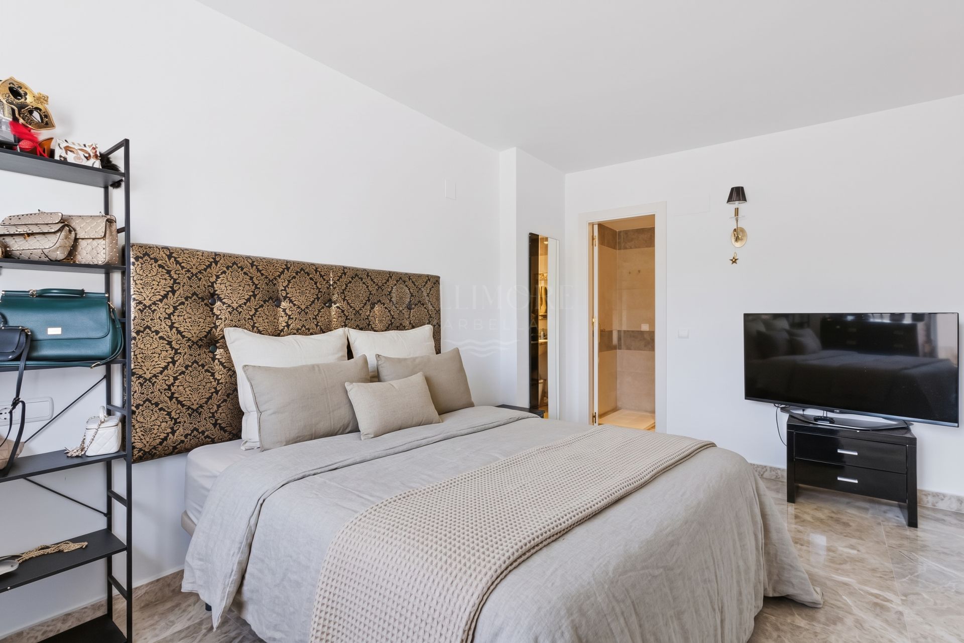 Bright and spacious, three bedroom end townhouse located in the sought-after community of Los Naranjos de Marbella, in Nueva Andalucía