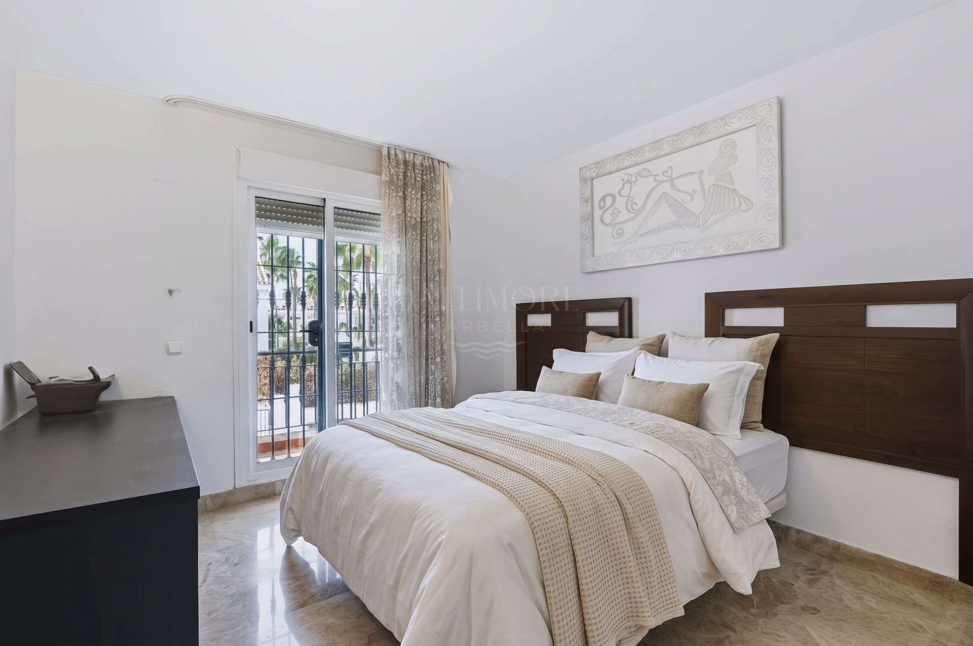 Bright and spacious, three bedroom end townhouse located in the sought-after community of Los Naranjos de Marbella, in Nueva Andalucía