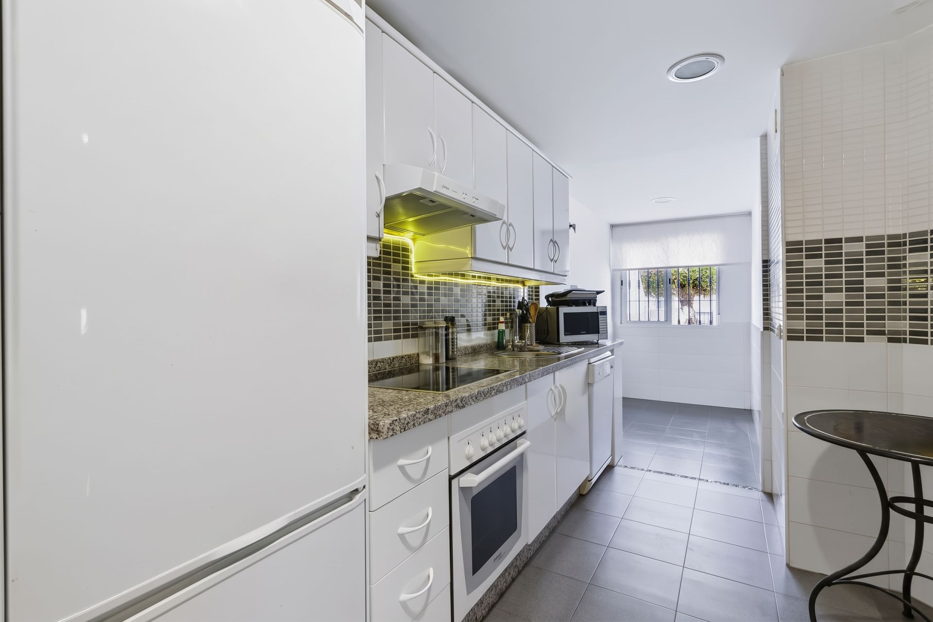 Bright and spacious, three bedroom end townhouse located in the sought-after community of Los Naranjos de Marbella, in Nueva Andalucía