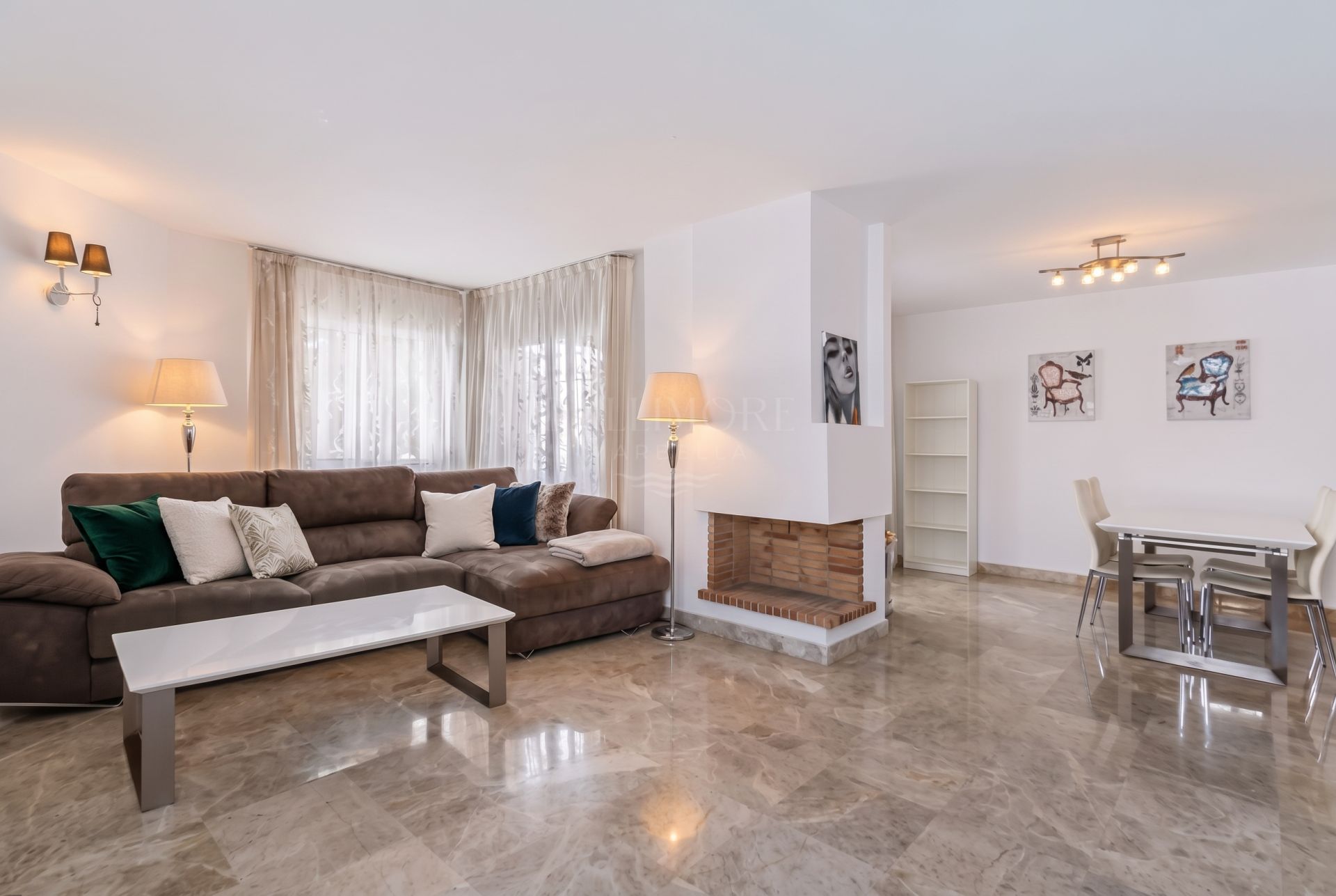 Bright and spacious, three bedroom end townhouse located in the sought-after community of Los Naranjos de Marbella, in Nueva Andalucía