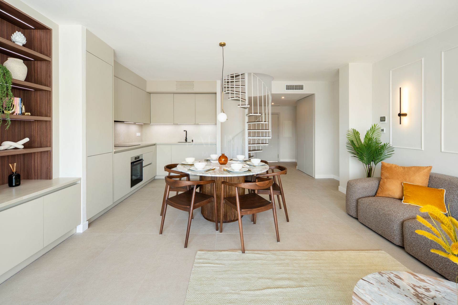 Beautifully refurbished beachside penthouse in El Presidente